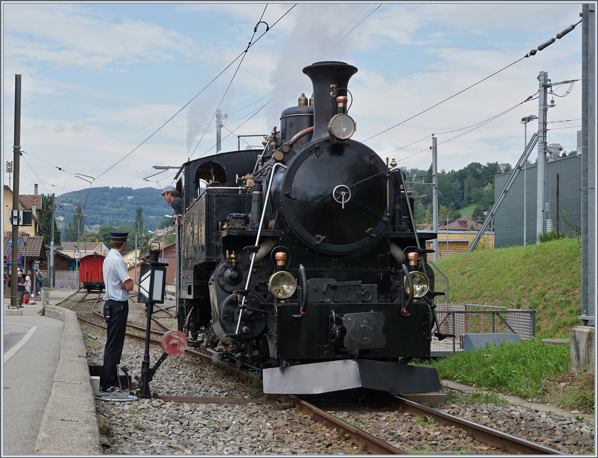 Die B.F.D  HG 3/4 N° 3 (SLM Fabriknummer 2317/Baujahr 1913) der Blonay-Chamby Bahn  rangiert in Blonay.

1. Sept. 2019