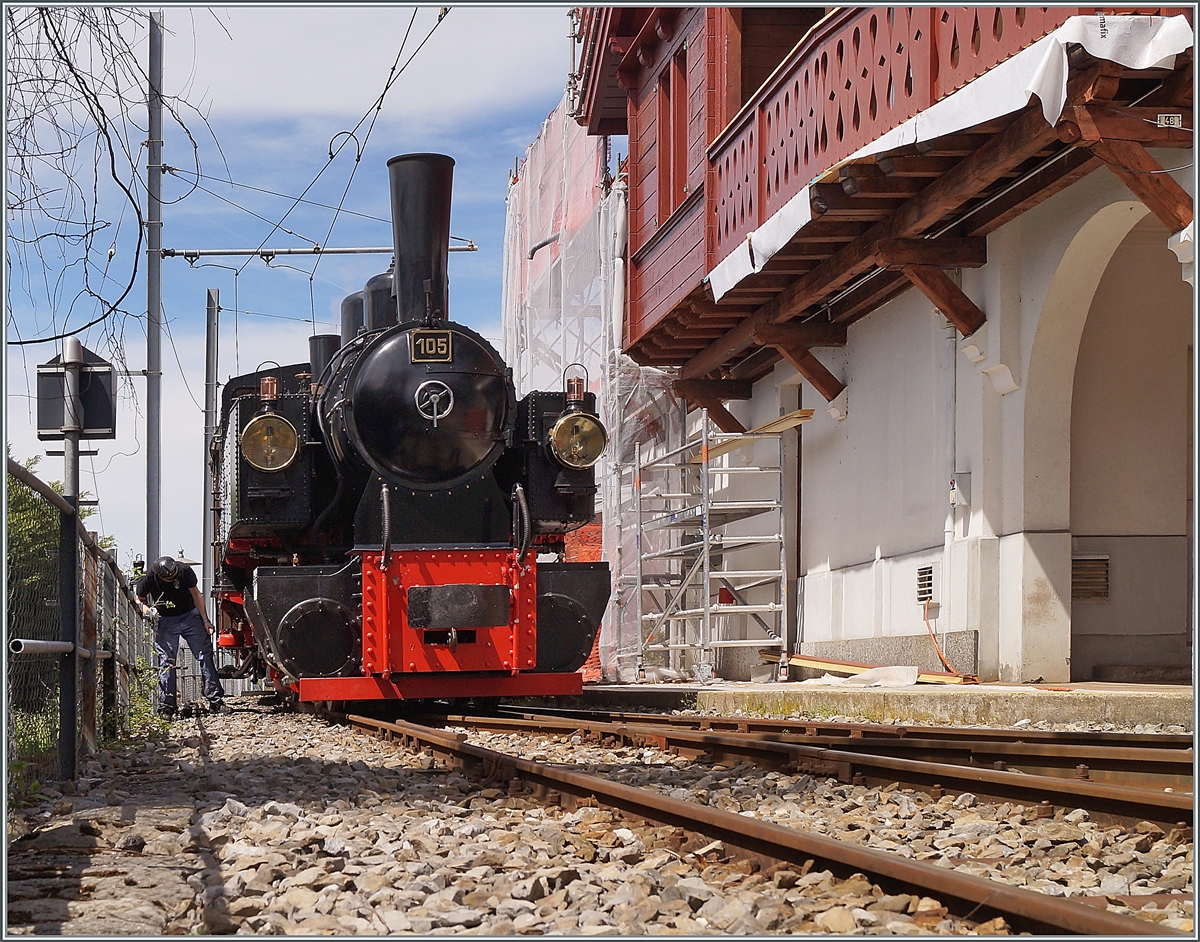 Die Blonay Chamby Bahn G 2x 2/2 105 ist mit ihrem Dampfzug in Chamby angekommen. In Chamby wird gerade das Bahnhofsgebäude restauriert, und ein erster Blick auf die bereits fertig gestellten Partien zeigt, dass da ein herrliches Schmuckstück entstehen wird.

9. Mai 2021