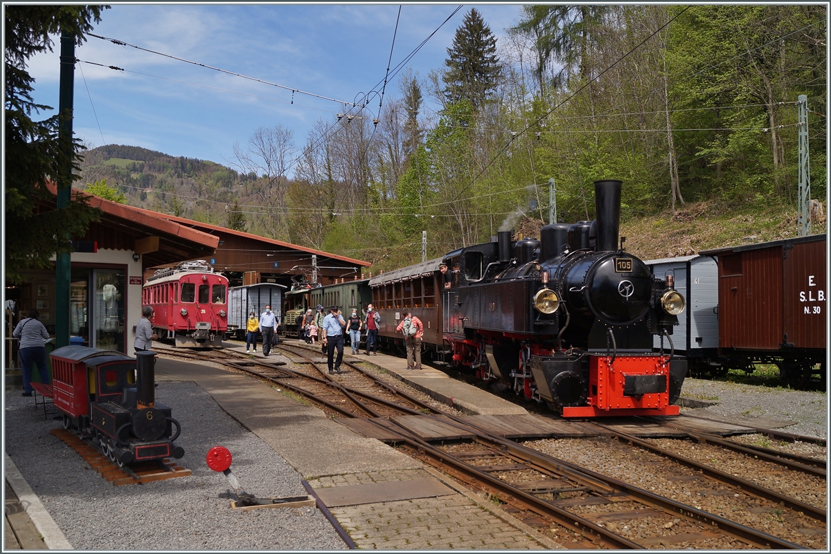 Die Blonay-Chamby G 2x 2/2 105 ist in Chaulin angekommen. Bis zur nächsten Fahrt in einer halben Stunde bleibt nun relativ wenig Zeit, die Dampflok mit Kohle und Wasser zu versorgen.  

9. Mai 2021