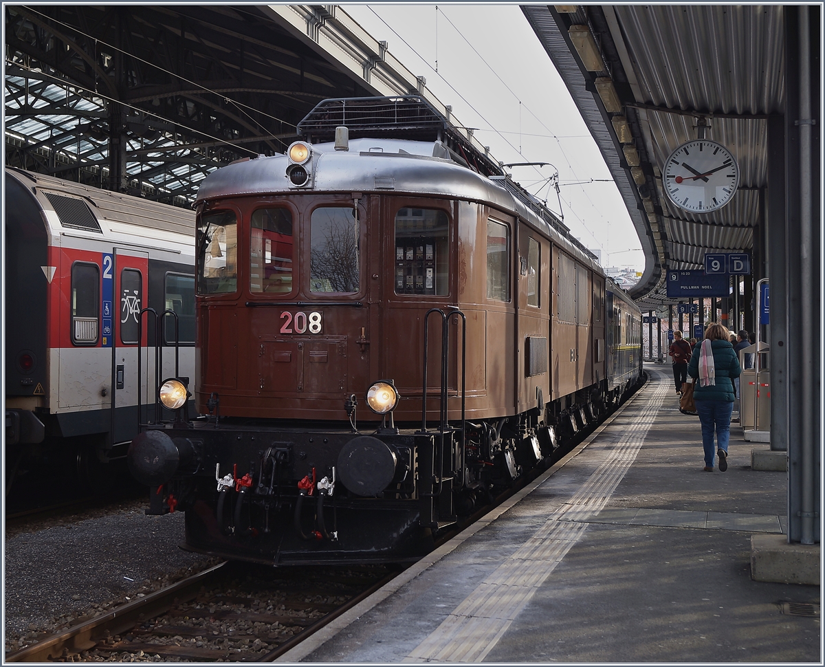 Die BLS Ae 6/8 208 erreicht mit ihrem Weihnachts-Pullmann Express beim Halt in Lausanne.
2. Dez. 2017
