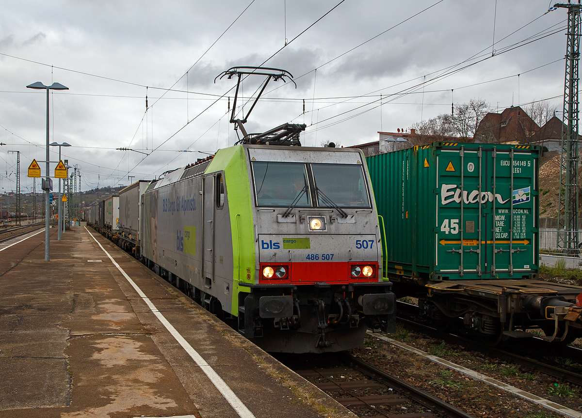 Die BLS Cargo 507, Re 486 507-7 (91 85 4486 507-7 CH-BLSC) fährt am 28.12.2017 mit einem KLV-Zug durch Weil am Rhein in Richtung Basel.

Die TRAXX F140 MS wurde 2008 von Bombardier in Kassel unter der Fabriknummer 34426 gebaut und an die BLS Cargo geliefert. Die Loks sind nur für die Schweiz, Deutschland, Italien und Österreich zugelassen.

Der Erfolg im Güterverkehr veranlasste die BLS zehn weitere TRAXX zu bestellen im Gegensatz zur ersten Serie TRAXX F140 AC1 mit der Bezeichnung Re 485 001 bis 485 020, die nur unter Wechselstrom fahren können, können die TRAXX F140 MS Re 486 501 bis 486 510 auch unter 3.000 Volt Gleichstrom eingesetzt werden. Bombardier hatte seit der ersten Lieferung Verbesserungen vorgenommen. Dabei wurde der Lokomotivkasten optimiert und die Traktionsausrüstung mit moderneren Komponenten versehen. Eine Nachbeschaffung wäre noch möglich gewesen, hätte aber dazu geführt, dass die Lokomotiven nicht auf dem neuesten Stand waren und nicht unter der Gleichstromfahrleitung eingesetzt werden konnten. Die eingebauten Zugbeeinflussungssysteme erlauben den Einsatz in Deutschland, Österreich, der Schweiz und Italien (DACHI). Anfänglich waren die Lokomotiven in der Schweiz nur für den Einsatz auf Strecken mit konventioneller Zugbeinflussung und nicht auf ETCS Level 2-Strecken zugelassen. Die Re 486 können unter sich und mit den Re 485 und Lokomotiven der Baureihe 185/186 in Vielfachsteuerung eingesetzt werden.

TECHNISCHE DATEN:
Spurweite:  1.435 mm (Normalspur)
Achsformel:  Bo’Bo’
Länge über Puffer:  18.900 mm
Höhe:  4.385 mm
Breite:  2.978 mm
Drehzapfenabstand:  10.400 mm
Achsabstand im Drehgestell: 2.600 mm
Dienstmasse:  85 t
Höchstgeschwindigkeit:  140 km/h
Dauerleistung:  5.600 kW
Dauerzugkraft:  300 kN
Treibraddurchmesser:  1.250 mm
Stromsysteme:  15 kV 16,7 Hz, 25 kV 50 Hz Wechselstrom sowie 3 kV und 1,5 kV Gleichstrom
Antrieb:  Tatzlager
