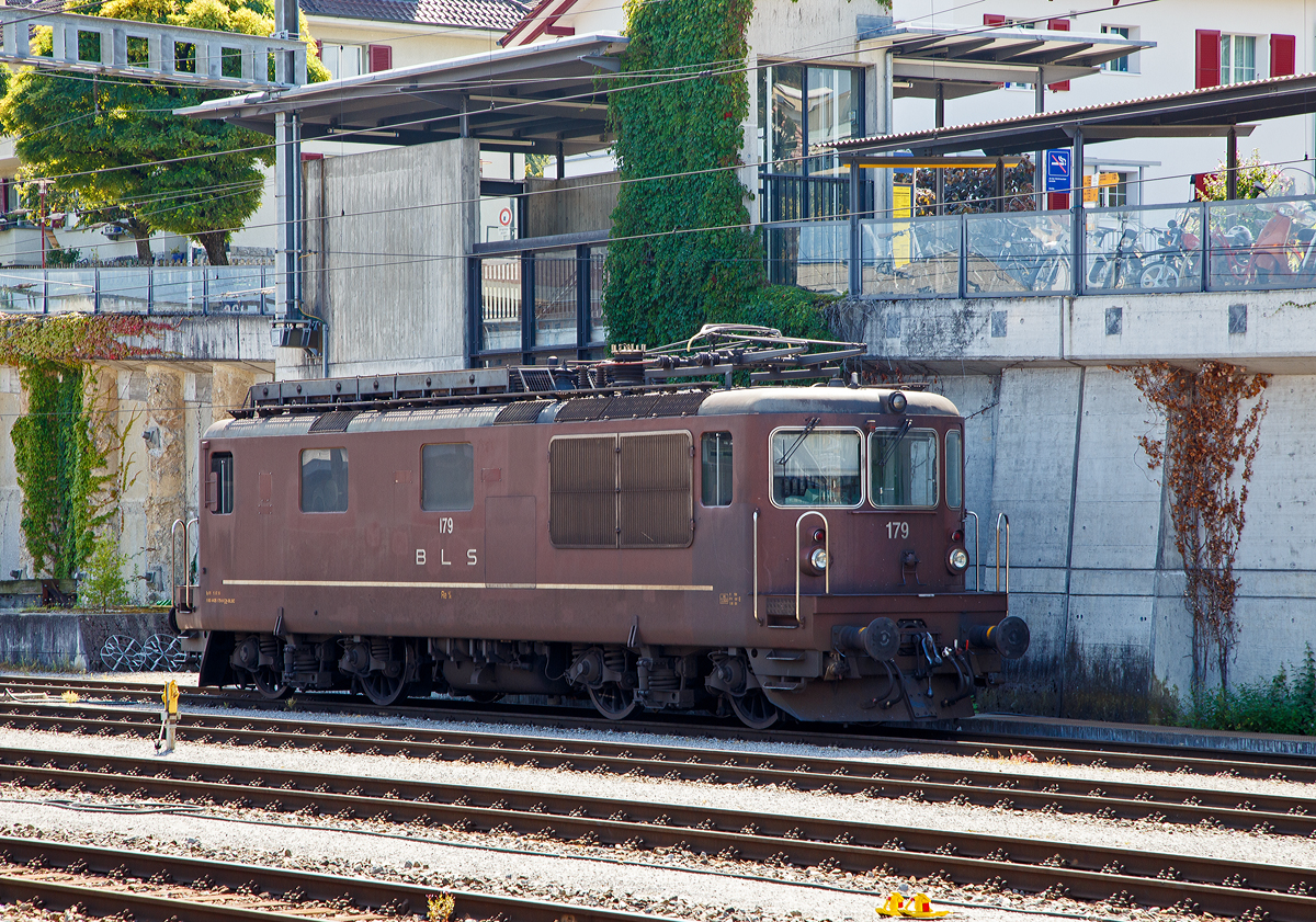 Die BLS Cargo Re 4/4 – 179 „Bern“ (Re 425 179 bzw. 91 85 4425 179-9 CH-BLSC), ex BN (Bern-Neuenburg-Bahn), ist am 08.09.2021 beim Bahnhof Spiez abgestellt.

Die Lok wurde 1972 von SLM (Schweizerische Lokomotiv- und Maschinenfabrik) unter der Fabriknummer 4899 für die damalige noch eigenständige BN - Bern-Neuenburg-Bahn (seit 1997 BLS) gebaut, die elektrische Ausrüstung ist von BBC Baden.
