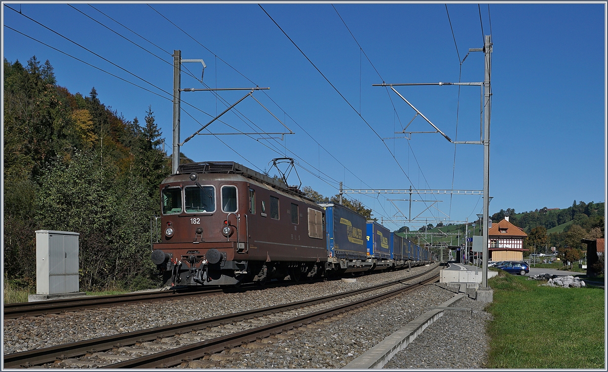 Die BLS Re 4/4 182 schieb bei Mülenen einen Güterzug nach, wobei ihr Dienst natürlich in erster Linie auf der Bergstrecke nötig war.
 10. Oktober 2018