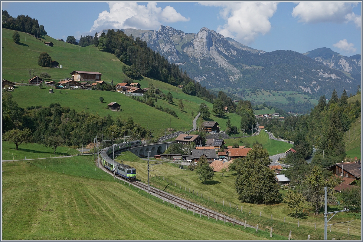 Die BLS Re 4/4 II 502 ist mit ihrem RE aus EW III von Interlaken Ost nach Zweisimmen bei Garstatt unterwegs. 

18. September 2020