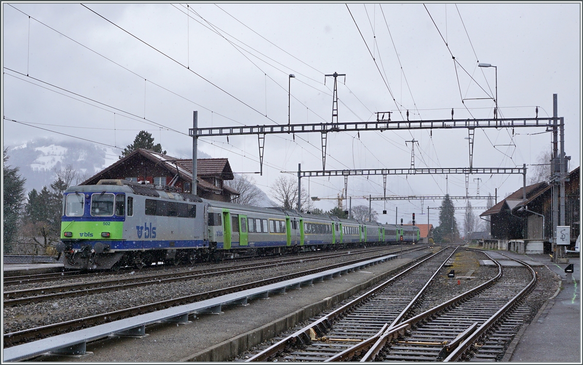 Die BLS Re 4/4 II 502 schiebt in Leissigen ihren RE von Zweisimmen nach Interlaken durch den Bahnhof, der seit dem Fahrplanwechsel für den Lokalverkehr nur noch mit einer Buslinie bedient wird. 

16. März 2021