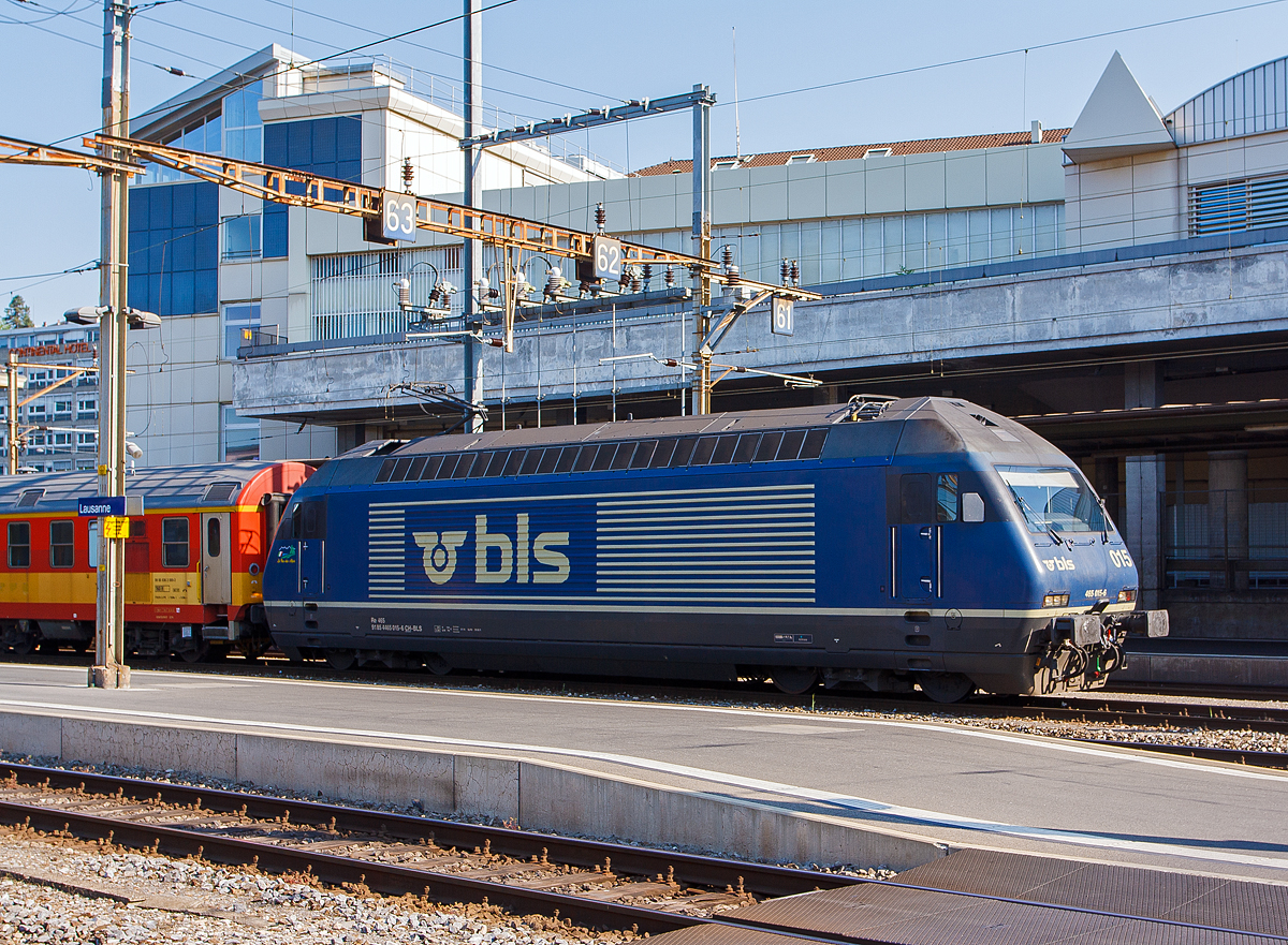 
Die BLS Re 465 015-6 La Vue-des-Alpes“ (91 85 4465 015-6 CH-BLS) mit dem Gleismesswagen 99 85 936 2 000-3 (vermutlich ex SBB X 60 85 99 73 105-6) und dem SPENO Schienenschleifzug  RR 16 MS-11 (99 85 9127 102-3 CH- SPENO) am Haken, hat am 29.05.2012 im Bahnhof Lausanne Hp0.

Die Lok wurde 1996 von der SLM Winterthur unter der Fabriknummer 5739  gebaut, der elektrische Teil ist von ADtranz. 

Die BLS Re 465 ist eine von der BLS Lötschbergbahn beschaffte elektrische, vierachsige Universallokomotive mit Umrichtertechnik. Sie ist eine Variante der Re 460 der SBB und gehört zur Lok-2000-Familie. Der Unterschied zur SBB Re 460 ist die Umrichteranlage. Im Gegensatz zur Re 460, die mit einem Umrichter pro Drehgestell ausgerüstet ist, verfügt die BLS Re 465 über einen Umrichter pro Radsatz. Somit lässt sich eine schleudernde Achse schneller und effektiver wieder in normalen Lauf bringen. Zudem besitzt die Re 465 sechspolige Asynchron-Fahrmotoren (Re 460: vierpolige Asynchronmotoren). Dadurch hat die Re 465 eine um 300 kW höhere Dauerleistung von insgesamt 6.270 kW (Stundenleistung von 7.000 kW) gegenüber der Re 460. Zudem ist die Re 465 mit der Vielfachsteuerung des Systems IIId und mit Übergangskabel BLS/BBC ausgerüstet.  Dies erlaubt die Vielfachsteuerung zum Beispiel mit Re 4/4II, Re 4/4III, Re 6/6, Re 425 oder Ae 415. Die Radsätze im Drehgestell stellen sich radial zum Gleisbogen ein.

Die Re 460 und die Re 465 sind erfolgreiche Konstruktionen. Dank ihnen gewann das schweizerische Konsortium SLM/ABB Ausschreibungen von Hochleistungslokomotiven in Norwegen (NSB El 18), Finnland (VR Baureihe Sr2) und Hongkong (KCRC TLN/TLS).

TECHNISCHE DATEN:
Spurweite:  1.435 mm (Normalspur)
Achsformel:  Bo’Bo’
Länge über Puffer:  18.500 mm
Höhe:  4.540 mm
Breite:  3.000 mm
Dienstmasse:  84 t
Zugelassene Höchstgeschwindigkeit:  160 km/h
Stundenleistung:  7.000 kW
Dauerleistung:  6.400 kW
Anfahrzugkraft:  300 kN
Treibraddurchmesser:  1.100 mm
Stromsystem:  Wechselstrom 15 kV 16,7 Hz
