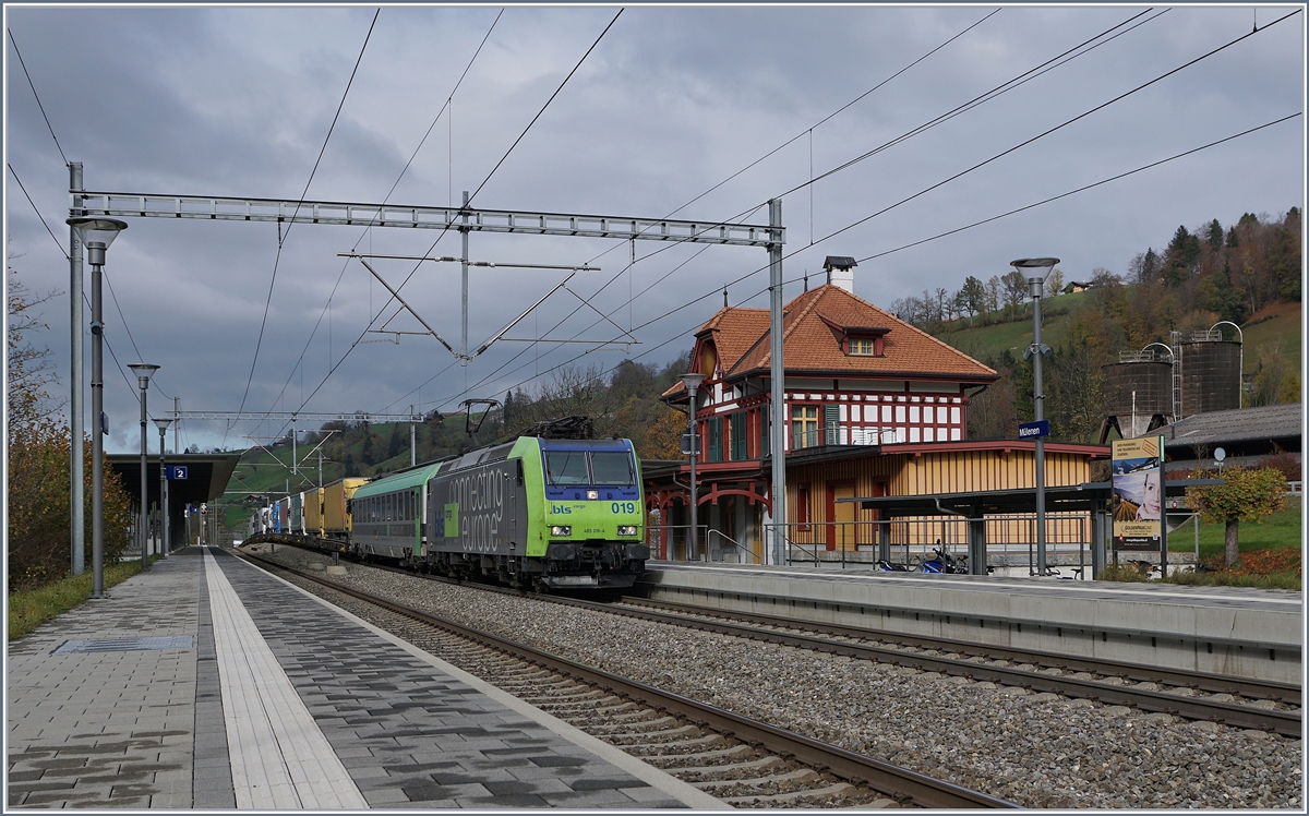 Die BLS Re 485 019 mit einer RoLa nach Novara bei der Durchfahrt in M�lenen.
30. Okt. 2017