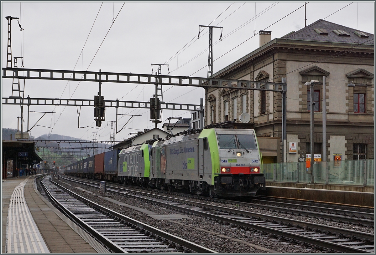 Die BLS Re 486 502 und eine weiter BLS Lok mit einem Güterzug Richtung Süden bei der Durchfahrt in Liestal.
5. März 2016 