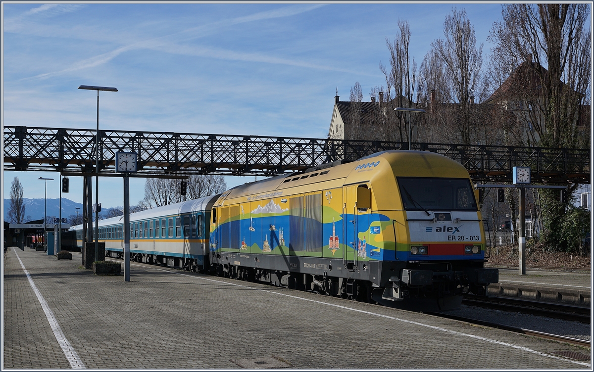Die  BoDo  ER 20-013 (V 223) wartet in Lindau mit einem Alex auf die Abfahrt nach München. 

17. März 2019