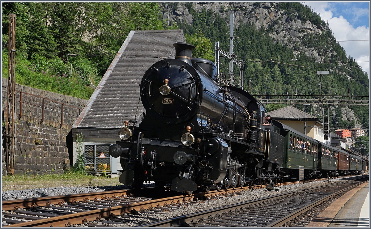 Die C 5/6 2978  Elefant  mit ihrem SRF (Schweizerfernsehn) Dampf-Extrazug in Göschenen.
28. Juli 2016