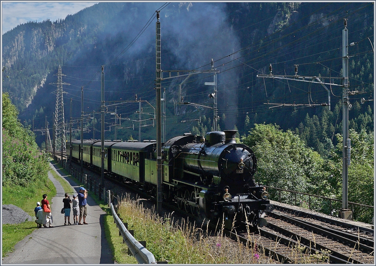 Die C 5/6 2978  Elefant  erreicht mit ihrem SRF (Schweizerfernsehn) Dampf-Extrazug Göschenen; zum fotogarfieren leider ungünstig auf dem rechten Gleis.
28. Juli 2016