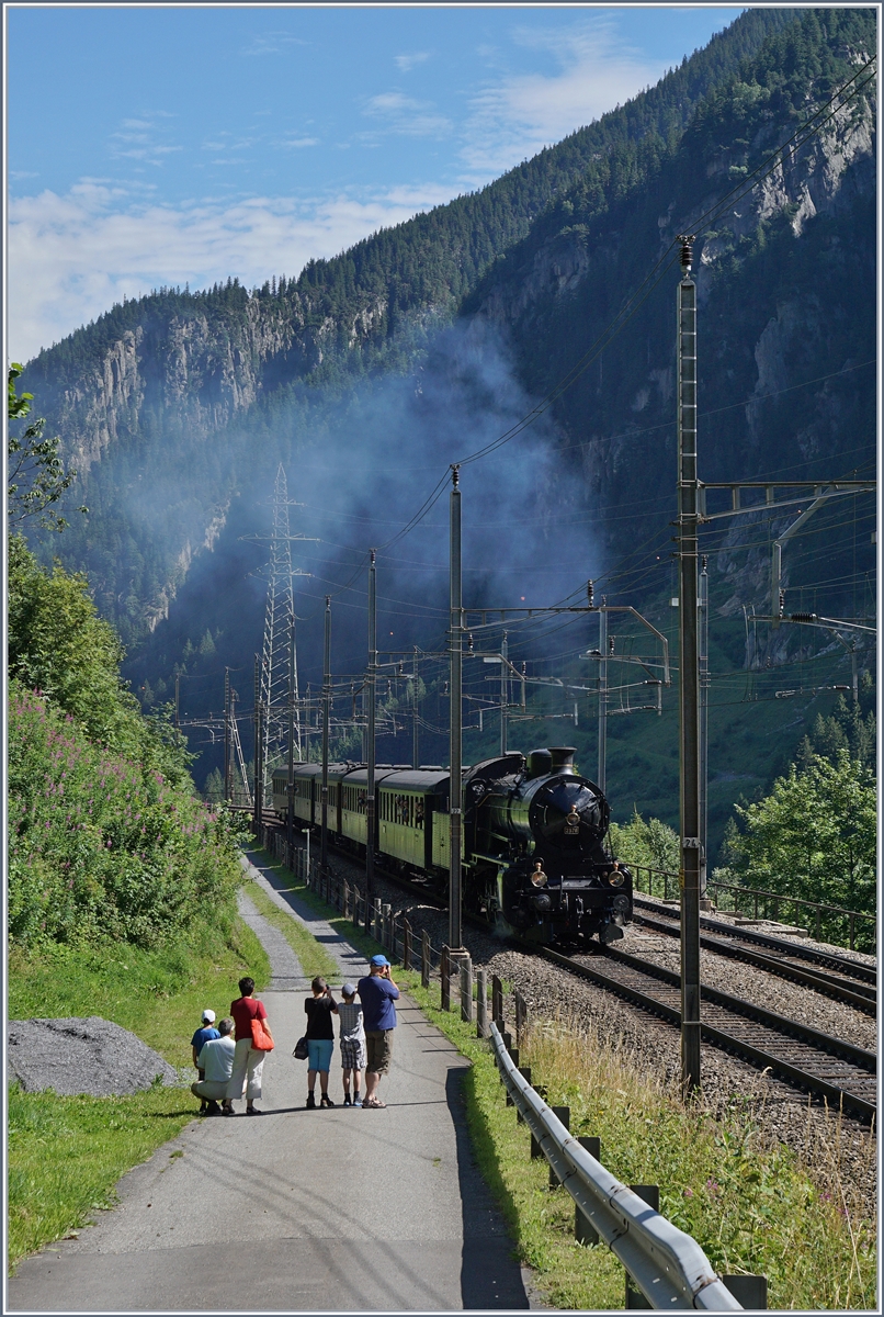 Die C 5/6 2978  Elefant  erreicht mit ihrem SRF (Schweizerfernsehn) Dampf-Extrazug Göschenen.
28. Juli 2016