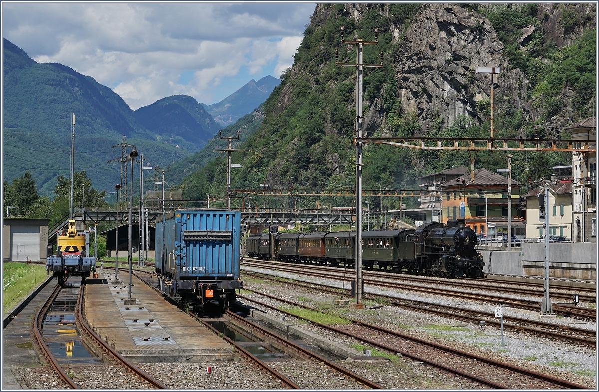 Die C 5/6 2978 erreicht mit ihrem SRF Extrazug Bodio.
28. Juli 2016