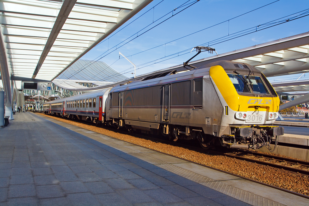 
Die CFL 3016 (91 82 000 3016-4 L-CFL) fährt mit dem IR 115 Liers - Luxembourg, mit nur drei Wagen, am 18.10.2014 vom Bahnhof Liège-Guillemins weiter in Richtung Luxembourg.