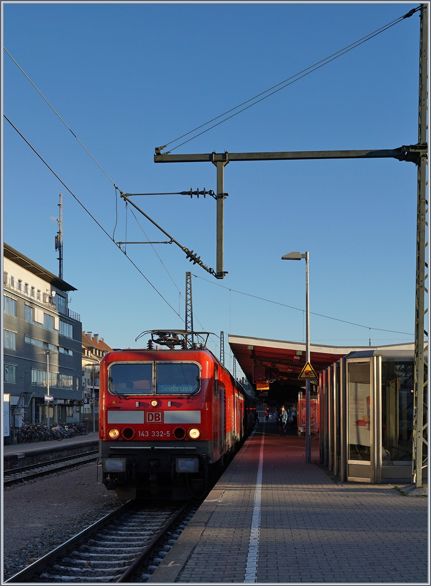 Die DB 143 332-5 wartet mit einer RB nach Seebrugg in Freiburg i.B auf die Abfahrt.
29. Nov. 2016