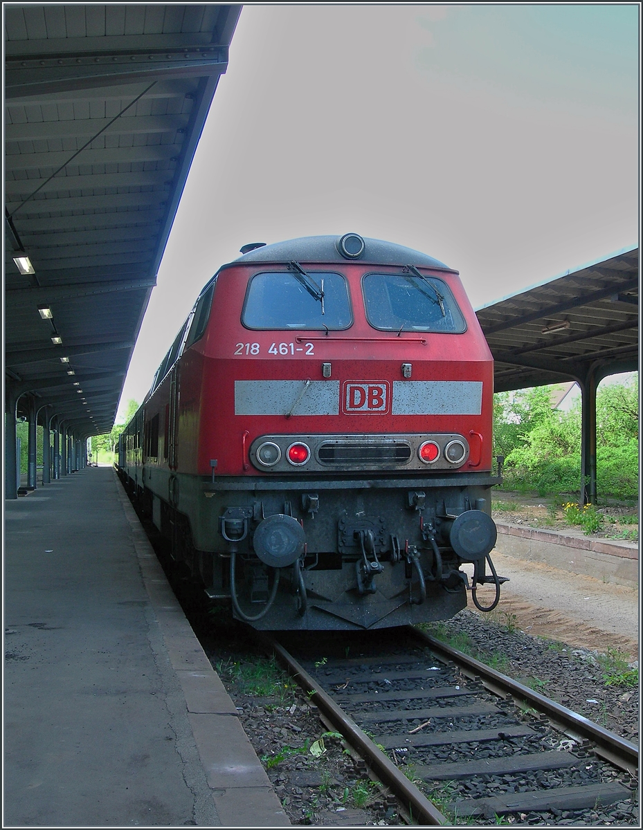 Die DB 218 ist mit ihrem RE aus Hamburg in Travem�nde angekommen und der Zug ist schon wieder f�r die R�ckfahrt bereit. Nachdem wir die Fahrr�der und Gep�ck ausgeladen hatten, gab es dies eine Bild im Bahnhof von Travem�nde, bevor wir ostw�rts in Richtung R�gen davonradelten...

14. Mai 2006