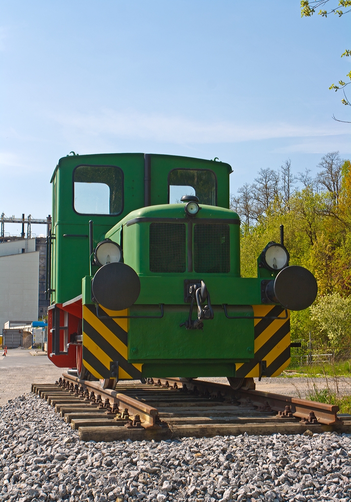 
Die Deutz 57057 vom Typ Deutz KS 55 B, als Denkmallok der Schaefer Kalk GmbH & Co. KG, Werk Steeden (Runkel-Steeden), am 05.05.2013. 

Die 55 PS-Diesel-Rangier-Lokomotive mit luftgek�hltem Motor wurde 1959 von Deutz unter der Fabriknummer 57057 gebaut und an die Westdeutsche Kalk- & Portlandzementwerke, Werk Stolberg, geliefert, in den 1990er Jahren kam sie RWK (Rheinisch-Westf�lische Kalkwerke AG), Werk Steeden, heute Schaefer Kalk GmbH & Co. KG.  

Sonstige Daten siehe:http://hellertal.startbilder.de/bild/Deutschland~Dieselloks~_Deutz+div.+Typen/336162/die-deutz-57057-vom-typ-deutz.html