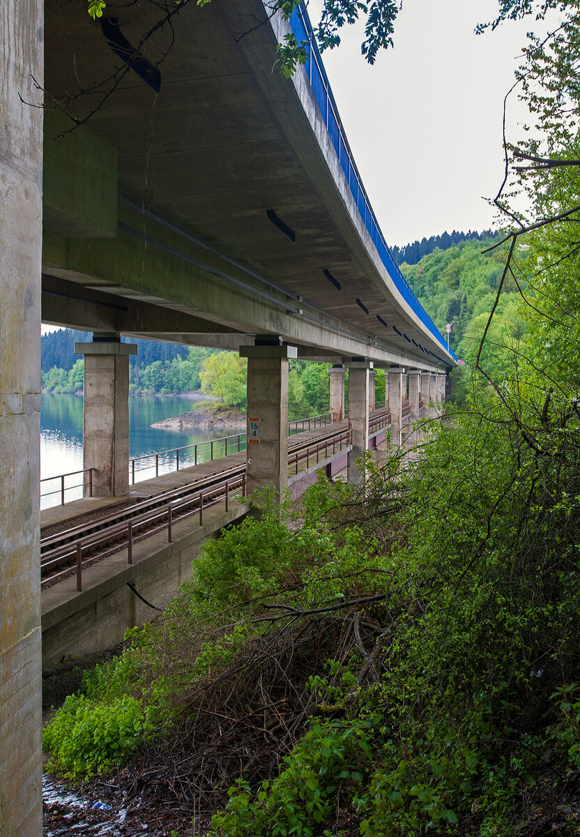 Die Doppelstockbrücke Dumicketal über die Biggetalsperre am 12 Mai 2013. Oben Straßenbrücke, unten die Bahnstrecke KBS 442  Biggetalbahn  (Finnentrop - Olpe – [Freudenberg]), ca. km 16,6. 
 
Die KBS 442 (Finnentrop–Olpe) ist eine 23,6 km lange eingleisige, nicht elektrifizierte Nebenbahn, die bis 1983 noch 20 km weiter bis Freudenberg (Kr. Siegen) ging, mit weiterem Anschluss über die auch stillgelegte Asdorftalbahn nach Betzdorf.

Die Doppelstockbrücke Dumicketal:
1956 begannen die Planungsarbeiten für die Biggetalsperre. Die Bauarbeiten begannen 1958. Dadurch bedingt war eine  Neubaustrecke  notwendig, da die alte Strecke mehrere Meter unter Wasser stehen würde. So entstanden auch die beiden Doppelstockbrücken Dumicketal und Listertal über die Biggetalsperre, jeweils oberen Ebene Straße und auf der darunter liegenden Ebene die eingleisige Bahnstrecke. Die beiden Doppelstockbrücken, Dumicketal und Listertal, sind baugleich und unterseiden sich in ihrer Länge.

Im Verlauf der Landesstraße L 512 und der Bahnstrecke Attendorn – Olpe der Deutschen Bundesbahn wurde 1963 bei Sondern diese 282,25 Meter lange Talbrücke über die, damals im Bau befindliche, Biggetalsperre errichtet. Auf der Doppelstockbrücke werden sowohl die Landesstraße als auch die eingleisige Bahnstrecke geführt, deren Schienen unmittelbar vor und nach der Brücke in einen Tunnel münden. Die Stützweiten der neunfeldrigen Dumicketalbrücke betragen einheitlich etwa 31,4 Meter, die Gesamtbreite der Straßenbrücke beträgt etwa 14 Meter. Der Spannbetonüberbau der Straßenbrücke besteht aus einem zweistegigen Plattenbalken. Die stählerne Bahntrasse wurde unter dem Überbau der Straßenbrücke auf den Pfeilern aufgelagert. Die Baukosten der Dumicketalbrücke beliefen sich auf ca. 2 Millionen Deutsche Mark. 2003-2004 wurde der Überbau der Straßenbrücke mit extern geführten Spanngliedern des Typs VT-CMM verstärkt, um die Tragfähigkeit der Brücke zu erhöhen.

Rechtzeitig zum Staubeginn 1965 wurde die „neue“ Bahnstrecke in Betrieb genommen.

