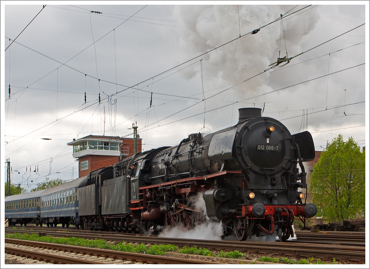 Die Dreizylinder-Schnellzuglok 012 066-7 (01 1066) der UEF (Ulmer Eisenbahnfreunde) setzt am 28.04.2013 unseren Sonderzug in Darmstadt-Kranichstein aufs andere Gleis um.

Die 01 1066 wurde im Jahr 1940 von der BMAG (vormals L. Schwartzkopff) an die Deutsche Reichsbahn ausgeliefert. Urspr�nglich hatte die Lok eine Stromlinienverkleidung, die aber nach dem Ende des 2. Weltkriegs entfernt wurde. 
Im Jahr 1954 bekam die 011066 einen neuen Hochleistungskessel, 1957 eine �lhauptfeuerung. Am 31. Mai 1975 absolvierte die Lok ihre letzte planm��ige Fahrt bei der DB.

Technische Daten der 012 066-7
Bauart:  2'C1'h3
Treib- und Kuppelraddurchmesser:  2.000 mm
Leistung :  2.470 PS
H�chstgeschwindigkeit:  140 km/h
L�nge �ber Puffer:  24.130 mm
Gewicht dienstbereite Lok:  111.6 t (ohne Tender)