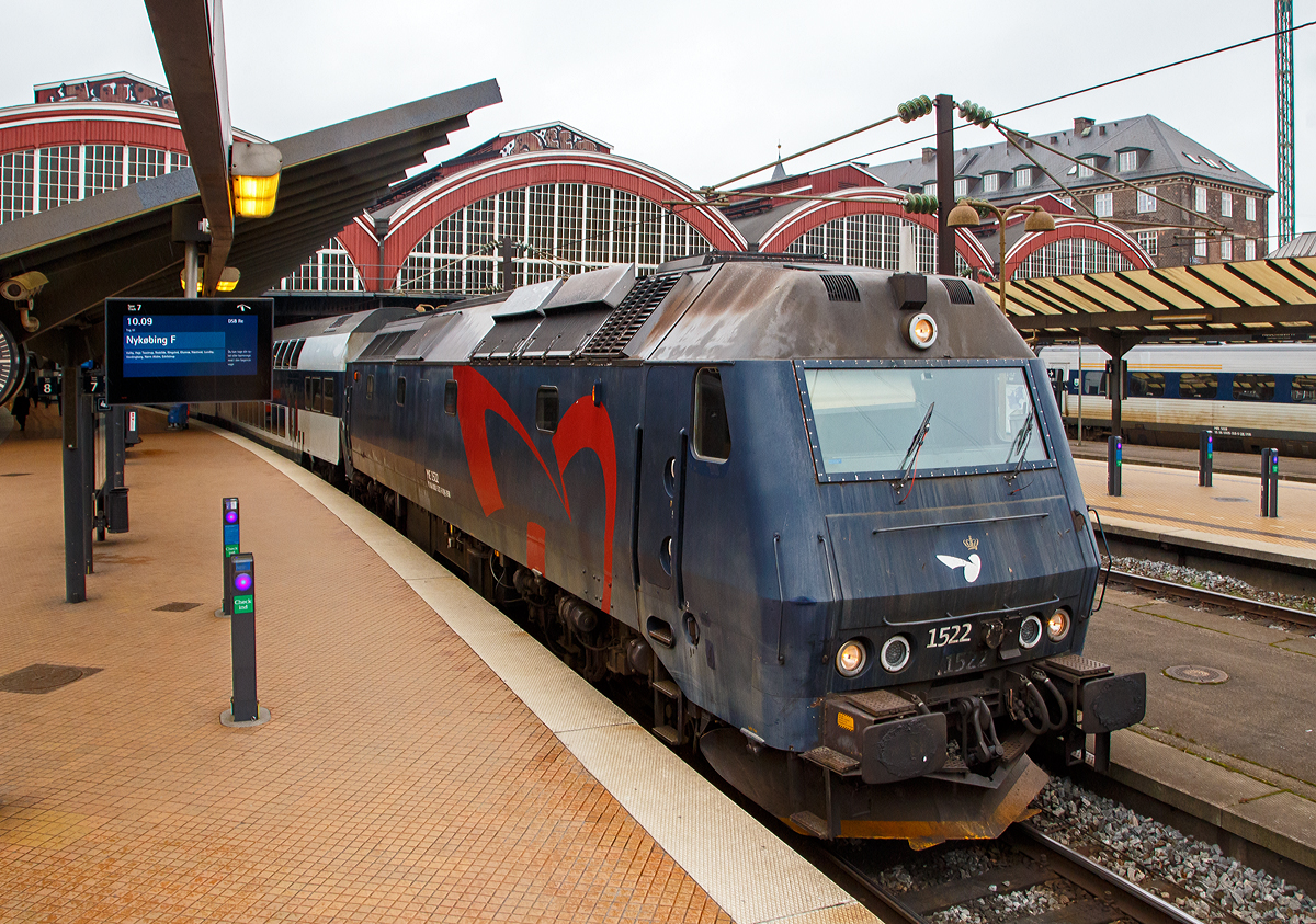 
Die DSB ME 1522 (92 86 0001 522-8 DK-DSB) steht am 20.03.2019, mit einem Doppelstock-Regionalzug nach Nykøbing Falster, im Hauptbahnhof Kopenhagen (Københavns Hovedbanegård) zur Abfahrt bereit.

Die Lok wurde 1983 von Thyssen-Henschel in Kassel unter der Fabriknummer 32635 gebaut, der Lokkasten ist von Scandia A/S in Randers (Fabriknummer 29700) und die elektrische Ausrüstung von BBC (Brown, Boveri & Cie.).