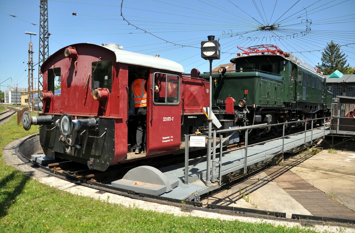 Die E 94 088 wird von der 323 072-2 auf die Drehscheibe im Bahnpark Augsburg am 26.06.2022 geschoben.
