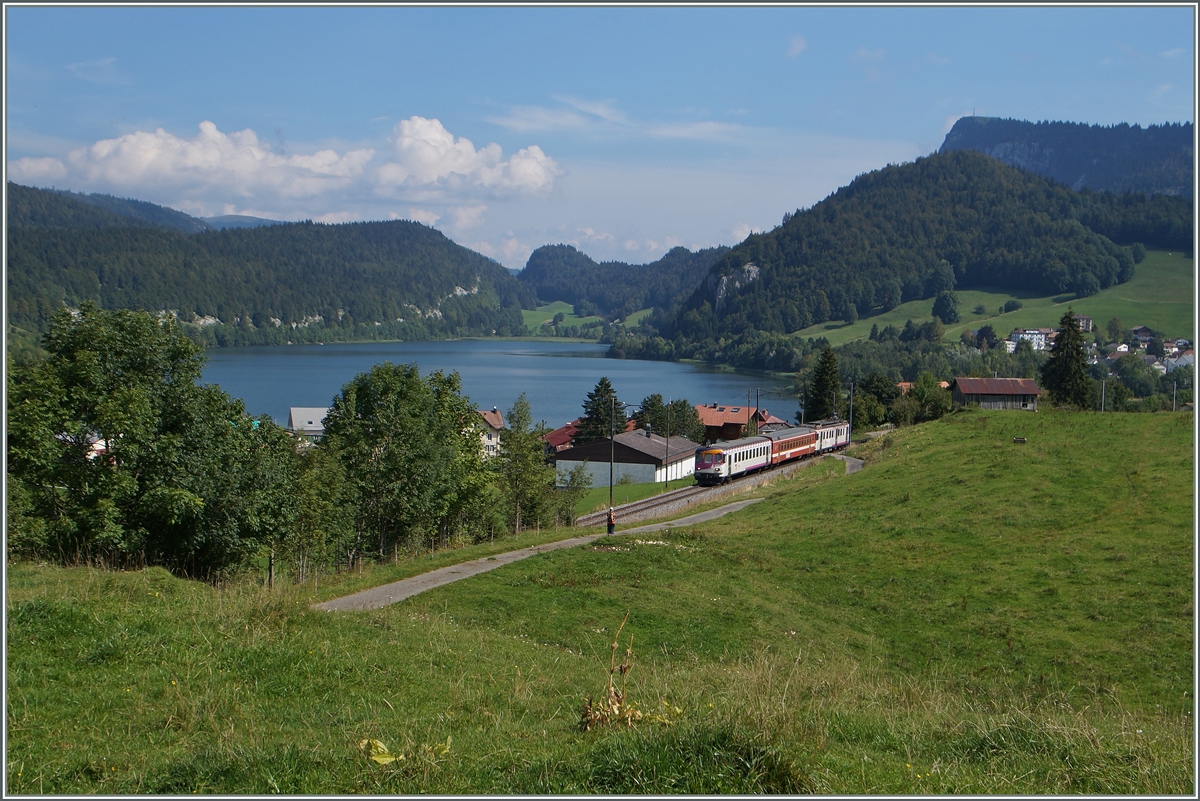 Die ehemaligen MThB Fahrzeuge passen wunderbar in die Juralandschaft des Vallée de Joux. 
5. Sept. 2014
