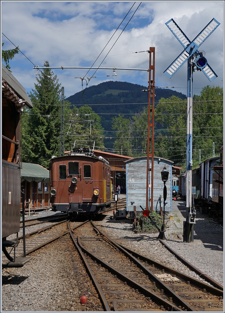 Die eher selten eingesetzte BOB HGe 3/3 29 in Chaulin.
1. August 2016