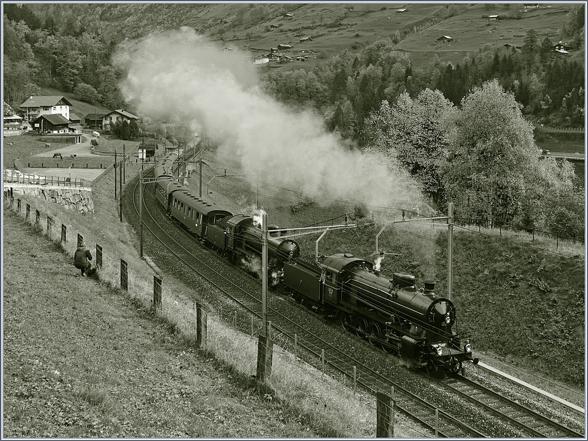 Die Elefanten kommen! Die C 5/6 2978 und 2969 führen gemeinsam einen langen Extrazug über die Gotthard Panorama Strecke.
Intschi, den 21. Okt. 2017