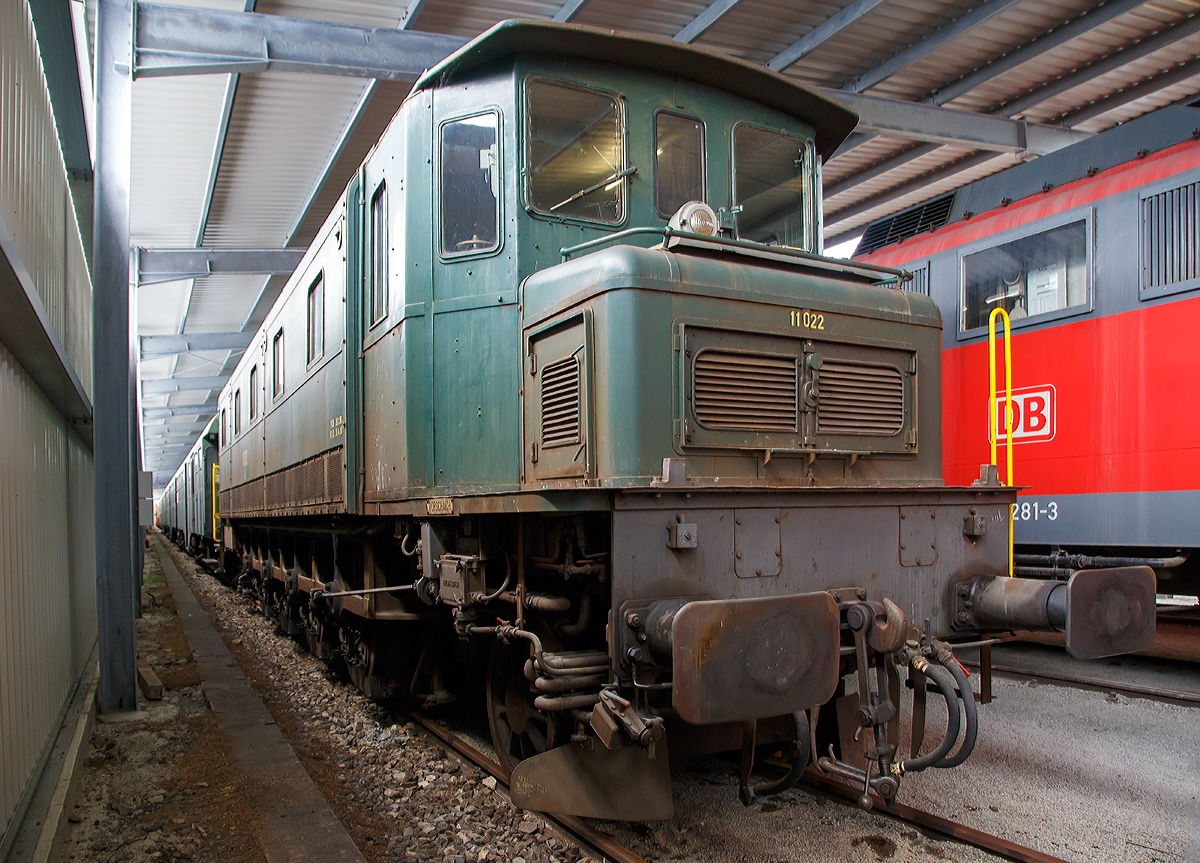 Die ex SBB Ae 4/7 11022 am 09.09.2017 in der SVG Eisenbahn-Erlebniswelt Horb. Die Lok ist Privateigentum (Herr Peter Hemmig) und eine Leihgabe an die SVG - Eisenbahnerlebniswelt Horb.

Die Lok wurde 1933 von der SLM - Schweizerische Lokomotiv- und Maschinenfabrik (Winterthur) unter der Fabriknummer 3537 gebaut, der elektrischer Teil ist von BBC - Brown, Boveri & Cie. (Baden) unter der Fabriknummer  3719 gebaut worden. Bis 1996 war die Ae 4/7 11022 im Dienst bei der SBB.

Die Ae 4/7 ist eine Universallokomotive der Schweizerischen Bundesbahnen (SBB) mit dem so genannten Buchli-Antrieb. Während Ihrer Einsatzzeit ab 1927 bis in die 1990er Jahre war sie für alle Streckendienste im Einsatz, bei Personen- und Güterzügen. Der Buchli-Antrieb ist ein vollabgefederter Antrieb, das heißt, jede Triebachse hat einen eigenen Motor, der im gefederten Lokkasten untergebracht ist. Das Gewicht der Fahrmotoren ist von den Rädern, welche den Stößen und Schlägen der Schienen ausgesetzt sind, vollständig entkoppelt.

Die Lokomotive weist vier Triebachsen und drei Laufachsen auf. Zu jeder Triebachse existiert ein einzelner Fahrmotor. Das Drehmoment der Motoren wird im bewährten Buchli-Antrieb an die Achsen übertragen. Charakteristisch für den Buchli-Antrieb ist, dass auf der einen Lokhälfte, der Antriebsseite, die Räder völlig verdeckt und auf der anderen, der Apparateseite, frei einsehbar sind. 

Für das Flachland – was Steigungen auf der Strecke bis zwölf Promille entspricht – benötigte man in den 1920er Jahren stärkere Lokomotiven. Die bestehenden Lokomotiven mit drei Triebachsen waren bei Steigungen etwas zu leistungsschwach. Da man mit der Vorgängerin Ae 3/6I und dem dort verwendeten Buchli-Antrieb gute Erfahrungen gemacht hatte, orderten die SBB 1925 zwei Prototypen der Ae 4/7. Anschließend wurden zwischen 1927 und 1934 insgesamt 127 Ae 4/7 ausgeliefert.
Die Ae 4/7 waren bei den SBB von 1927 bis 1996, also 69 Jahre lang in Betrieb. Übertroffen wurden sie bei den Streckenlokomotiven bisher nur von den Maschinen der Vorgängerserie Ae 3/6I, welche zwischen 1921 und 1994, also 73 Jahre verkehrten.

TECHNISCHE DATEN:
Nummerierung:  10901–11027
Gebaute Anzahl: 127
Hersteller:  SLM Winterthur, BBC Baden, MFO Zürich, SAAS Genève
Baujahre:  1927–1934
Spurweite: 1.435 mm (Normalspur)
Achsformel: 2'Do1'
Länge über Puffer: 17.100 mm (frühere Ausf. 16.760 mm)
Höhe: 3.800 mm
Breite: 2.950 mm
Triebraddurchmesser (neu): 1.610 mm
Laufraddurchmesser (neu):  950 mm
Dienstgewicht: 123 t (frühere Ausf. 118 t)
Höchstgeschwindigkeit: 100 km/h
Dauerleistung: 2.300 kW (3.120 PS)
Antrieb: Buchli-Antrieb