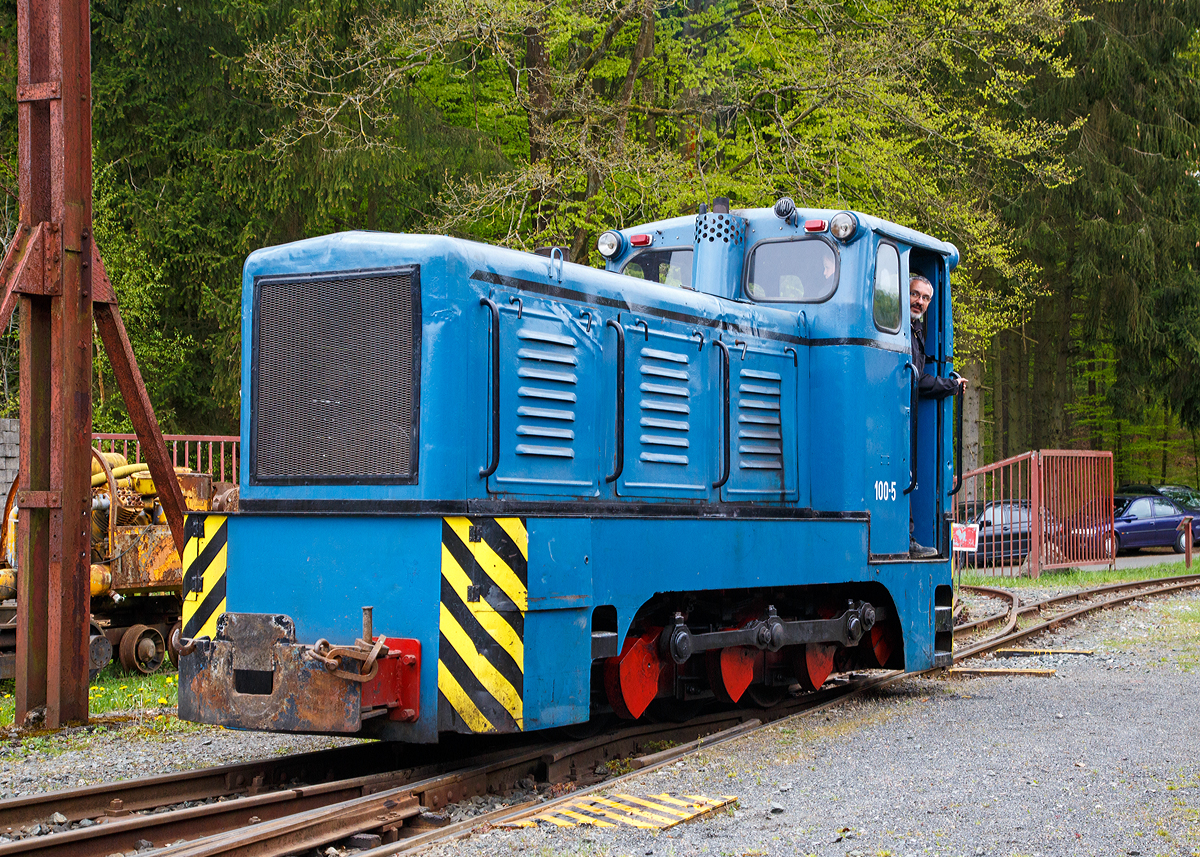 
Die FGF Lok 26 eine LKM  V 10 C am 01.05.2015  bei der  Saisoneröffnung im Feld- und Grubenbahnmuseum Fortuna in Solms-Oberbiel, hier rangiert sie gerade auf dem Museumsareal.

1991 konnte das FGF von der  Zehdenicker Sand- und Tonwerke GmbH  eine - bezogen auf die 600 mm-Spur - schwere Diesellokomotive vom Typ V 10 C erwerben. Die Lok wurde 1963 beim  VEB Lokomotivbau Karl Marx Babelsberg  (LKM)  unter der Fabriknummer 250316 gebaut und an den  VEB Spezialbaukombinat Wasserbau Eberswalde, Betriebsteil Ingenieurwasserbau Weimar, wo sie als Lok 7/330-100-1 eingesetzt wurde. Zum Einsatz kam sie auf den Baustellen dieses Unternehmens. 1969 wurde sie an den  VEB Ziegel- und Tonwerke Zehdenick  in der Mark Brandenburg verkauft und dort von 600 auf 630 mm umgespurt. Die Region Zehdenick war damals größter Ziegelproduzent in Europa und betrieb Schmalspurbahnen in den Spurweiten 500, 630 und 750 Millimeter.

Der Loktyp V 10 C gehörte zum zweiten Diesellok-Typenprogramm der DDR und wurde noch bis 1975 hergestellt. Die Vorgängerbaureihe war die Ns 4 c.  Der Loktyp wurde in verschiedenen Spurweiten angeboten, in den Spurweite 600 bis 762 mm mit Außenrahmen oder in den Spurweiten 900 bis 1.067 mit Innenrahmen. Für den Export wurde auch eine Tropenausführung mit wassergekühltem Motor und seitlich offenen Führerhauses angeboten.

Diese Lok hat die Regelausführung, einen luftgekühlten 6-Zylinder-Reihen-Dieselmotor 6 KVD 14,5 SRL vom VEB Dieselmotorenwerk Schönebeck.  Mit einer Leistung von 102 PS (75 kW) eignete sich die V 10C für Feld- und Werksbahnen mit hohen Transportleistungen. In Abmessungen und Bauform hat die Lok eine gewisse Ähnlichkeit mit der Ende der 30er Jahre für die Wehrmacht entworfenen Heeresfeldbahnlokomotive HF 130 C. Technisch stellt sie wegen ihrer Getriebebauart eher einen Rückschritt dar. Die Kraftübertragung erfolgt über ein mechanisches Vierganggetriebe auf eine unter dem Führerhaus liegende Blindwelle und von dort über Kuppelstangen auf die 3 Achsen.
Da diese Lokomotive die Spurweite von 630 mm hatte, wurden die Achsen im Reichsbahn-Ausbesserungswerk Meiningen umgespurt. 

Technische Daten:
Hersteller: 	LKM, Fabriknummer 250316
Spurweite: 600 mm
Achsformel:  C
Leistung: 102 PS (75 kW)
Dienstgewicht: 16,0 t
Länge über Puffer: 5.340 mm
Höhe: 2.660 mm
Breite: 1.840 mm
Achsstand: 2 x 900
Treibraddurchmesser: 	700 mm
Zugkraft: 4.900 kg

Geschwindigkeit: 24 km/h
Kleinster bef. Halbmesser:  R 20 m
Leistungsübertragung: mechanisch
Tankinhalt: 160 l
Zustand: betriebsfähig
