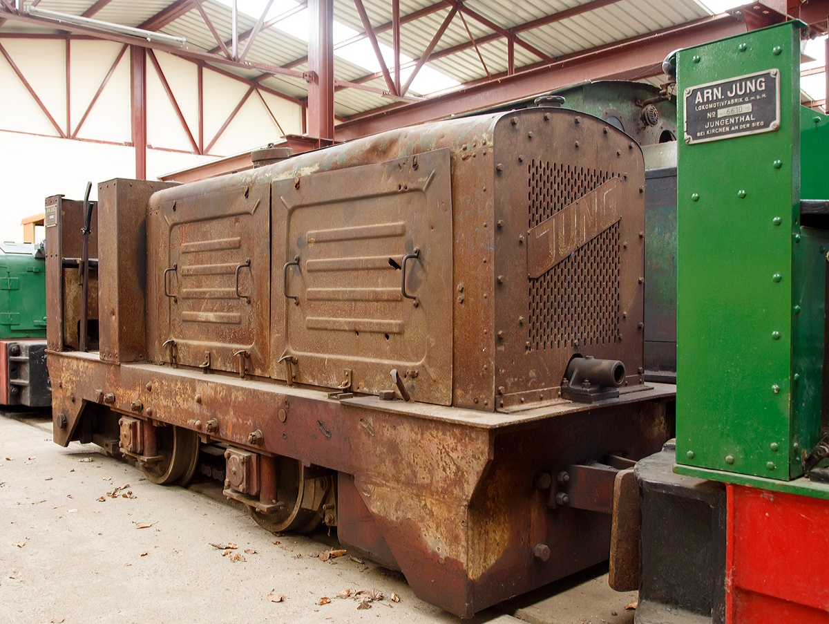 
Die FGF Lok 44 eine Jung ZL 105 am 01.05.2015 im Feld- und Grubenbahnmuseum Fortuna in Solms-Oberbiel.

Lok 44 wurde im Jahr 1936 von der Lokomotivfabrik Arnold Jung in Jungenthal bei Kirchen / Sieg unter der Fabriknummer  6581 gebaut und über die Firma Carl Theis (Frankfurt/Main) an die Firma Adam Buschung I in Niederselters geliefert.

Der Loktyp ZL 105 zählt zu dem Jung Diesellokprogramm der 2. Generation und wurde von 1933 bis 1959 in einer Stückzahl von ca. 980 Maschinen gefertigt. 1998 kam die Lok zur FGF.

Die ZL 105 ist mit dem Jung-Zweizylinder-Zweitaktmotor SZ 110, Motor Nr. 3027 ausgerüstet. Über ein mechanisches Zweiganggetriebe können vorwärts und rückwärts Geschwindigkeiten von 4,1 und 8,2 km/h erreicht werden. Die Kraftübertragung vom Getriebe zu den Achsen erfolgt durch Rollenketten. Die 5,4 Tonnen schwere Lokomotive eine Spurweite von 600 mm. Angelassen wird der Motor über eine Andrehkurbel.

Die Lok ist im Originalzustand erhalten, da sie wahrscheinlich seit dem Ende des zweiten Weltkrieges abgestellt war. Dies wird durch eine zerschossene Kühlwasserleitung untermauert, in welcher noch Reste eines Projektils zu finden waren. Auch in der Motorhaube sind Ein- und Austrittslöcher zu erkennen, welche auf einen Beschuß, wahrscheinlich im zweiten Weltkrieg, schließen lässt.
Zur Inbetriebnahme der Maschine wurde die zerschossene Kühlwasserleitung durch die FGF repariert und festsitzende Teile gängig gemacht. Nach einem Ölwechsel sprang die Lok am 15.10.02 wieder an. Das war noch Wertarbeit.
Bis auf den erneuerten vorderen Puffer ist die Lok im Übernahmezustand erhalten. Eine Neulackierung ist nicht vorgesehen.

Technische Daten:
Type:  Jung ZL 105
Spurweite: 600 mm
Bauart: Bdm
Leistung: 24PS
Dienstgewicht: 5,4 t
Länge über Puffer:  3.440 mm
Achsstand: 915 mm
Zugkraft: 1.200 kg
Geschwindigkeit:  4,1 und  8,2 km/h
Zustand: 	betriebsfähig
