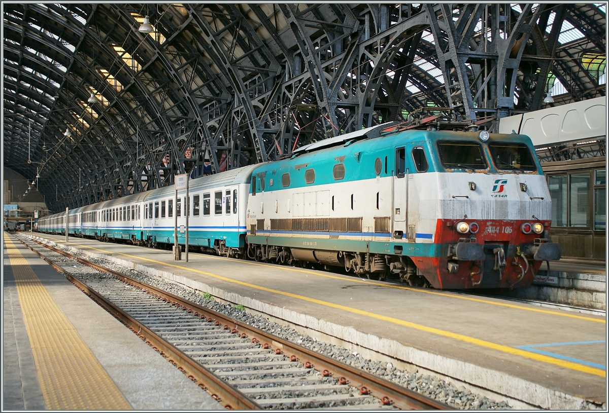Die FS 444 106 mit dem IC 741 nach Ventimiglia wartet in Milano auf ihre Abfahrt um 11.10.
5. Mai 2014