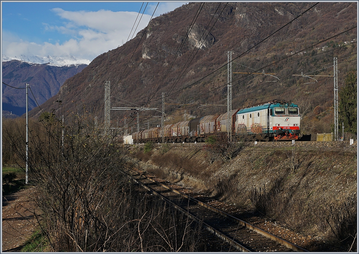 Die FS Trenitalia  E 652 044 mit einem Güterzug Richtung Süden zwischen Premosello und Cuzzago; hier, bzw. von Vogogna bis Cuzzago, verläuft die doppelspurige RFI 23 Strecke von Domosossoala nach Milano parallel zu einspurigen RIF 14 Strecke von Domodossola nach Novara, welche im Vordergrund zu sehen ist.
4. Dez. 2018