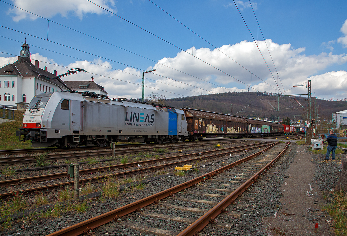 Die für die LINEAS Group fahrende Railpool 186 460 (91 80 6186 450-3 D-Rpool) fährt am 14.04.2022 mit einem gemischten Güterzug, auf der Siegstrecke durch Niederschelden / Niederschelderhütte in Richtung Köln.

Nochmals eine lieben Gruß an den netten grüßenden Lokführer zurück. Mich freut es immer wenn die Lokführer grüßen. 

Die TRAXX F140 MS wurde 2017 von Bombardier in Kassel unter der Fabriknummer 35305 gebaut.
