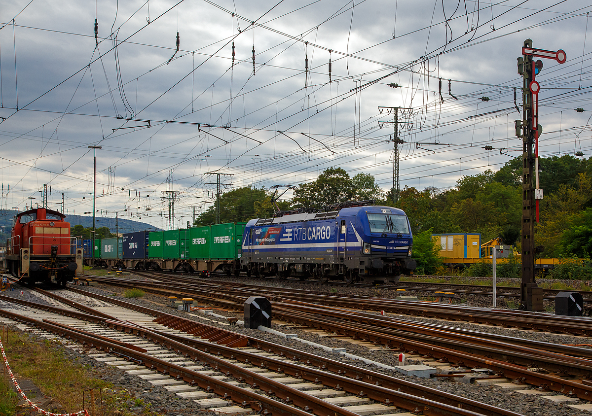
Die für die RTB CARGO fahrende 193 792-9 (91 80 6193 792-9 D-ELOC) fährt am 04.09.2020 mit einem Containerzug durch Koblenz-Lützel in Richtung Norden.

Die Vectron MS - 6.4 MW wurde 2018 von Siemens in München unter der Fabriknummer 22497 gebaut. Sie hat die Zulassungen für D/A/H/PL/CZ/SK/RO/NL
