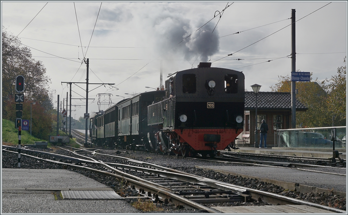 Die G 2x 2/2 105 und die +GF+ Ge 4/4 75 sind mit dem ersten Zug des Tages in Blonay angekommen. Während die Dampflok mi dem Zug nach Vevey weiter fährt, fungiert die Ge 4/4 75 als erster Zug nach Chaulin. 

31. Okt.2021