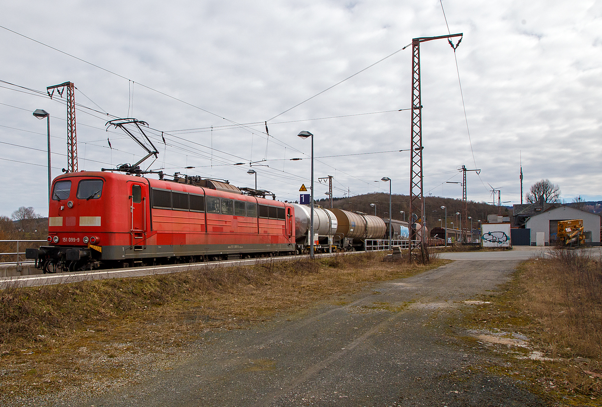 Die den gemischten Güterzug der DB Cargo 185 073-4 nachschiebende an die DB Cargo AG vermietete Railpool 151 099-9 (91 80 6151 099-9 D-Rpool), am 20.03.2021 durch Rudersdorf (Kr. Siegen) über die Dillstrecke (KBS 445) in südlicher Richtung. Später fuhr die 151 099-9 als Lz wieder in Richtung Kreuztal retour.

Ein Nachschiebetriebfahrzeug wird es dann geführt, wenn die Belastung des Zughakens des ziehenden Triebfahrzeuges nicht ausreicht. Dann schiebt eine zweite Lokomotive den Güterzug zusätzlich an. Dieser Einsatz erfordert einen Triebfahrzeugführer auf jeder Lok.

Die 151 099-9 wurde 1976 von Krupp unter der Fabriknummer 5349 gebaut und an die Deutsche Bundesbahn geliefert. Bis 31.12.2016 gehörte sie zur DB Cargo AG. Zum 01.01.2017 wurden je 100 sechsachsige elektrische Altbau-Lokomotiven der Baureihen 151 und 155 an ein Konsortium aus dem Lokvermieter Railpool verkauft. Die DB Cargo mietet daraufhin 100 Loks von Railpool wieder an. Die anderen Maschinen werden dem freien Markt angeboten.
