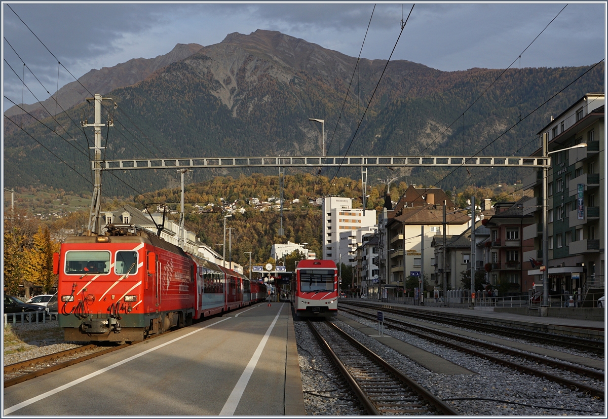 Die HGe 105 ist mit ihrem Regionalzuug 557 von Andermatt nach Visp in Brig eingetroffen. Für eine  Geschlossene Gesellschaft  sind an der Spite des Zuges Glacier-Express Wagen beigestellt.
21. Okt. 2017  