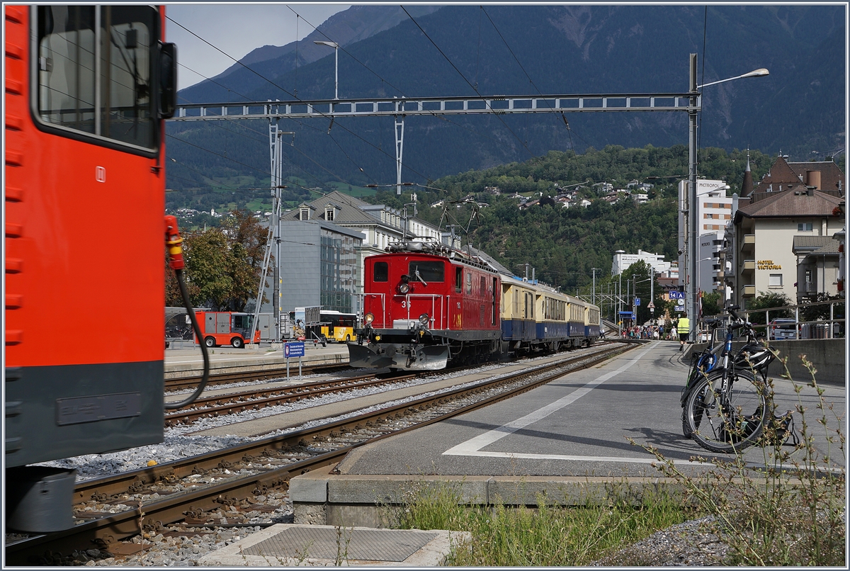 Die HGe 4/4 36 steht mit ihrem Glacier Pullman Express St.Moritz - Zermatt in Brig. Der schöne Zug ist wie folgt formiert: Rhb D 4051, RhB As 1144, RhB WR-S 3820 uns RhB As 1143. 31. August 2019 
