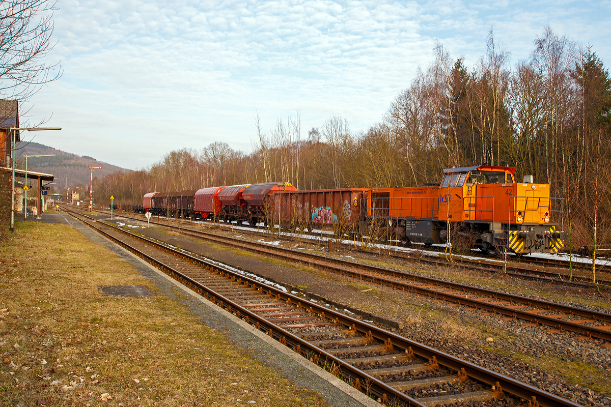 
Die KSW 42 (92 80 1277 902-3 D-KSW), eine Vossloh MaK G 1700 BB der KSW Kreisbahn Siegen-Wittgenstein, wartet am 21.02.2018 mit ihrem �bergabezug im Bahnhof Herdorf auf Gleis 4 auf Hp 1. Das Gleis 3 wird nicht mehr genutzt, so wuchert es leider langsam zu.