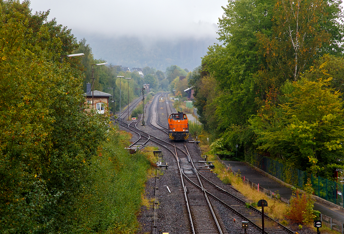 
Die KSW 42 (92 80 1277 902-3 D-KSW), eine Vossloh MaK G 1700 BB der KSW Kreisbahn Siegen-Wittgenstein, hat am 29.09.2020 aus Richtung Burbach kommend Herdorf erreicht. Nach den Fahrtrichtungswechsel geht es nach rechts auf den Rbf der KSW (Betriebsstätte Freien Grunder Eisenbahn - NE 447). Aber zuvor muss der Weichenwärter vom Stellwerk Herdorf Ost (Ho) noch die entsprechende Weiche stellen und die Gleissperre öffnen.