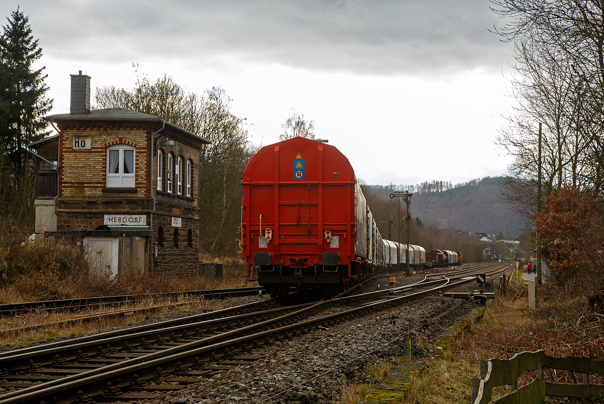 Die KSW 42 (92 80 1277 902-3 D-KSW), eine Vossloh MaK G 1700 BB, verlässt am 15.02.2022 mit einem Übergabe-Güterzug den KSW Rangierbahnhof Herdorf (Freien Grunder Eisenbahn KSW NE447 / DB-Nr. 9275) und fährt auf Gleis 4 in den Bahnhof Herdorf ein. Denn bevor es dann via Betzdorf nach Kreuztal weiter geht muss sie im Bahnhof  erst den Gegenverkehr, der RB 96 „Hellertalbahn“, abwarten, da die Hellertalbahn ja eine eingleisige Strecke ist. 

Hier links das Weichenwärter Stellwerk Herdorf Ost (Ho), und weiter hinten kann man noch das Stellwerk Herdorf Fahrdienstleiter (Hf) erkennen.
