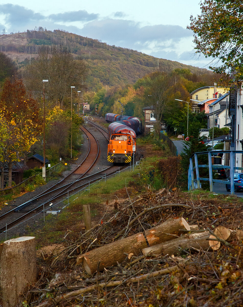 Die KSW 45 (98 80 0276 016-9 D-KSW) eine MaK G 1204 BB der Kreisbahn Siegen-Wittgenstein am 02.11.2022, mit einem langen Übergabezug, in Herdorf. Nun hatte sie Hp 2 bekommen und fährt vom Bahnhof Herdorf  in Richtung Betzdorf (Sieg) los. In Betzdorf muss sie dann für einen Richtungswechsel nach Kreuztal umsetzen. 

Es war ein beträchtlich langer Zug, aber trotzdem reicht alleine die Zugkraft der MaK G 1204 BB mit einer Leistung von 1.120 kW (1.522 PS), da die Wagen alle leer sind. Die KSW bringt solche Wagenzüge (Übergabezüge) an Werktagen täglich (meist nachmittags) über Betzdorf (Sieg) zum DB Rbf Kreuztal. Dort werden dann wieder von der DB Cargo Züge für die einzelnen Bestimmungsorte zusammengestellt und abgefahren. 

