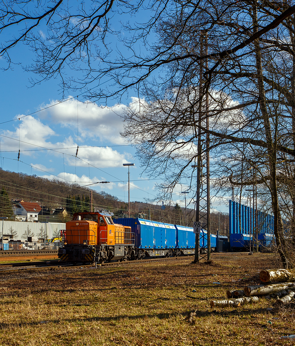 Die KSW 46 bzw. 277 807-4 (92 80 1277 807-4 D-KSW) eine Vossloh G 1700-2 BB der Kreisbahn Siegen-Wittgenstein, rangiert am 23.02.2022 einen Mercer Holz-Holzhackschnitzeln-Zug beim Südwestfalen Container-Terminal (SWCT) in Kreuztal. 

Die Wagen sind vierachsiger Drehgestell-Flachwagen der Gattung Snps 63´ der TRANSWAGGON GmbH, beladen mit je 3 speziellen 21 Fuß Container befüllt mit Holzhackschnitzeln. Die Hackschnitzel werden durch LKW´s angeliefert Terminal und gesammelt. Nach der Ankunft des Leerzuges werden die leeren Container mittels Reachstacker vom Wagen gehoben, durch einen Radlader mit Hackschnitzel beladen und wieder durch Reachstacker auf den Wagon geladen.

Die Gesellschafter der SWCT sind zu jeweils 50% die Kombiverkehr Deutsche Gesellschaft für kombinierten Güterverkehr mbH & Co. KG und die KSW Kreisbahn Siegen-Wittgenstein GmbH.