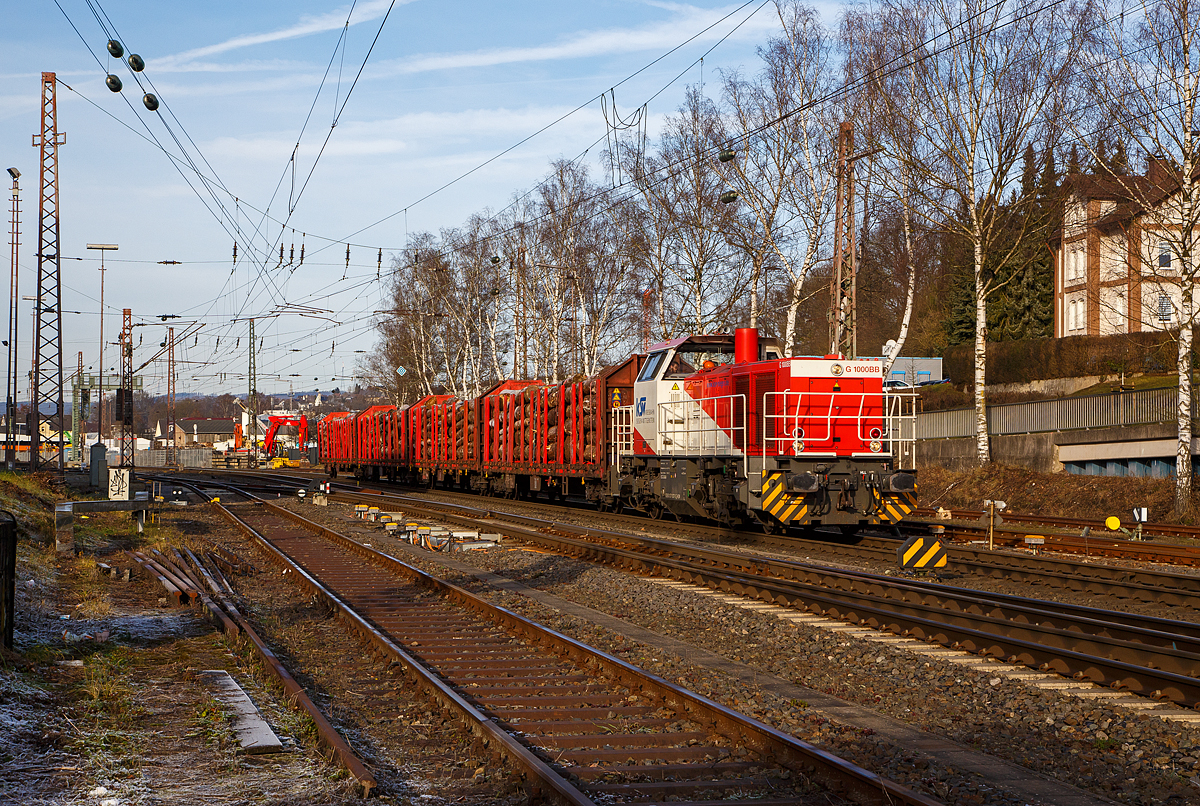 Die KSW 47 (92 80 1271 027-5 D-KSW), ex D 2 der HFM, eine Vossloh G 1000 BB der KSW (Kreisbahn Siegen-Wittgenstein), erreicht am 22.12.2021 mit einem Holzzug (vierachsige Flachwagen mit Rungen
und Stirnwänden der Gattung Roos-t 645) Kreuztal und fährt gleich in den Rbf ein.

Die Lok wurde 2008 unter der Fabriknummer 5001673 bei Vossloh in Kiel gebaut, 2009 ging sie zur kundenspezifische Anpassung zum Service-Zentrum Moers und erst am 16.07.2010 erfolgte die Auslieferung an HFM Managementgesellschaft für Hafen und Markt mbH in Frankfurt (Main)  D 2  (92 80 1271 027-5 D-HFM). Am 31.10.2016 ging sie dann an die Kreisbahn Siegen-Wittgenstein (KSW).