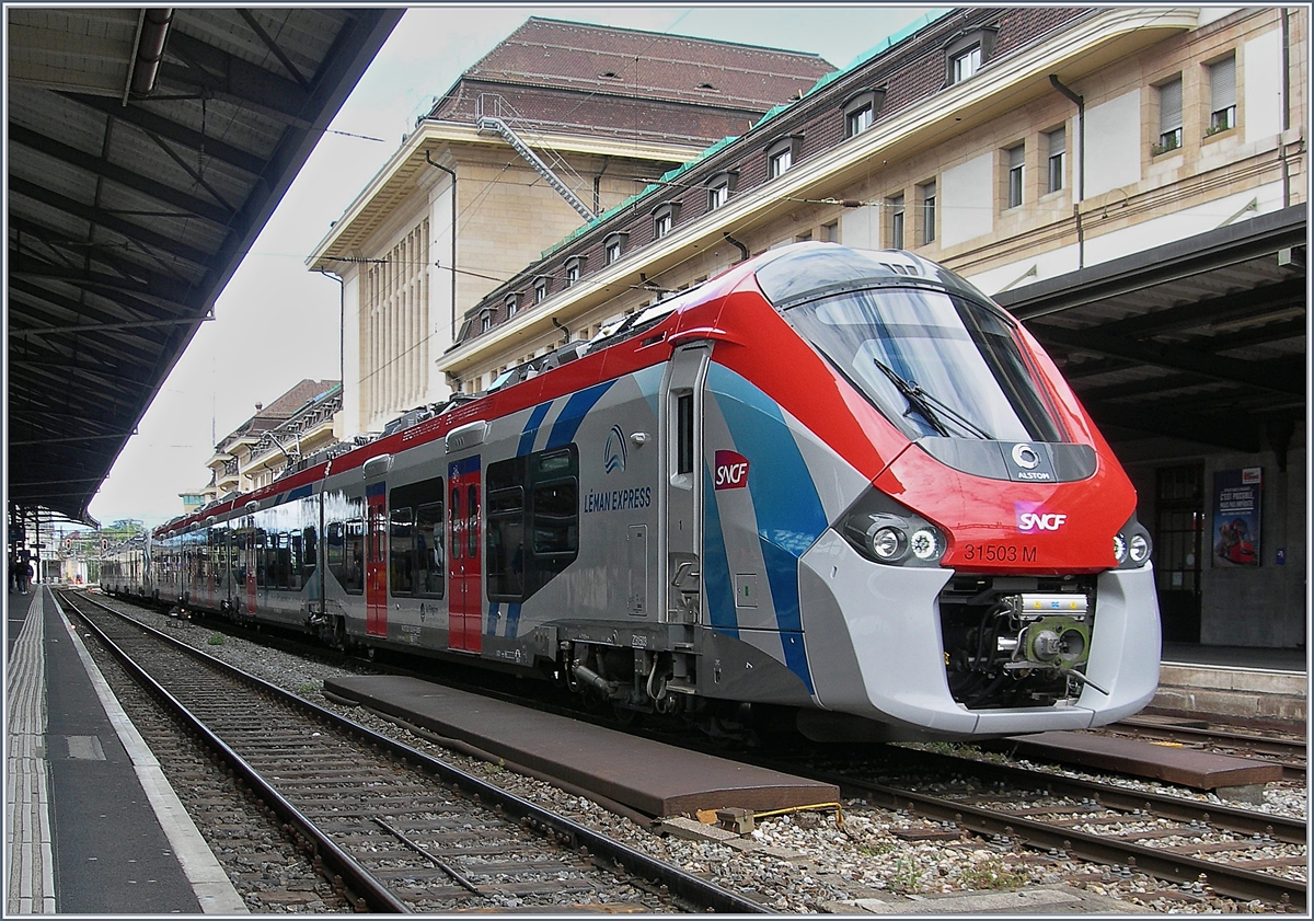 Die LÉMAN EXPRESS Farbgebung steht dem SNCF Z 31503 M (UIC 94 87 0031 503-9F-SNCF) äusserst gut. Der 71,82 Meter lange Coradia Polyvalent régional tricourant ist mit seinem Schwesterfahrzeug bei Probefahren in Lausanne. 
Da ich nur meine kleine immer-mit-dabei-Knipse hatte, bitte ich für die etwas mangelhafte Bildqualität um Entschuldigung, doch fand ich, dass des Motiv, dies rechtfertigt.

29. April 2019