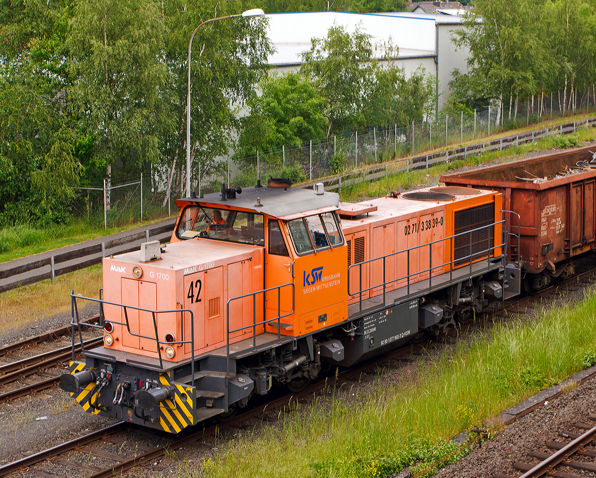 
Die Lok 42 (277 902-3) der KSW (Kreisbahn Siegen-Wittgenstein) eine MaK 1700 BB fährt am 23.05.2014 mit ihrem Übergabezug von Herdorf in Richtung Betzdorf/Sieg los. 

Die Lok ist Vossloh MaK G 1700 BB (eingestellt als 92 80 1277 902-3 D-KSW), sie wurde 2001 unter der Fabriknummer 1001108 bei Vossloh gebaut, und war die erste gebaute G 1700 BB.

Die Vossloh Lokomotive MaK G 1700 BB ist eine dieselhydraulische Lokomotive. Bei der Überarbeitung der Typenpalette nach der Übernahme der MaK durch Vossloh 1998 wurde im 4. Typenprgramm unter der Bezeichnung G 1700 BB der Bau einer vierachsigen Streckenlokomotive mit Mittelführerhaus vorgesehen. Tatsächlich handelte sich zunächst um eine Weiterentwicklung der G 1206. Die Maschine wurde in einigen Details an die Lokomotiven des 4. Typenprgramms angepasst. Dies betraf in erster Linie den Rahmen, der so geändert wurde, dass die neuen Standarddrehgestelle verwendet werden konnten. Dabei wurden die Rahmenenden so umgestaltet, dass die Lokomotiven die im 4. Typenprgramm üblichen Komfortaufstiege erhielten. Ebenfalls geändert wurde der Dieselmotor. Zum Einsatz kam der schon bei den G 1206 für die Dortmunder Eisenbahn verwendete MTU 12V 4000 R20 mit einer unveränderten Leistung von 1500 kW. Die übrigen Komponenten der G 1700 BB blieben gegenüber der G 1206 weitgehend unverändert.

Die ersten beiden Lokomotiven dieses Typs wurden im Jahr 2001 ausgeliefert. Ende 2002 und Anfang 2003 folgten weitere vier Lokomotiven als Vorratsbauten.

Nach diesen sechs Lokomotiven wurde der Bau der G 1700 BB zugunsten der technisch sehr ähnlichen und bereits weiter verbreiteten G 1206 wieder eingestellt.

Bei der G 1700-2 BB handelt es sich nicht um eine Weiteentwicklung der G 1700 BB, sondern um eine komplette Neuentwicklung. 

Technische Daten
Spurweite:  1.435 mm
Achsfolge:  B´B´  
Länge über Puffer: 14.700 mm 
Drehzapfenabstand:  7.400 mm 
Drehgestellachsstand:  2.400 mm 
größte Breite:  3.080 mm
größte Höhe über Schienenoberkante:  4.220 mm
Raddurchmesser neu: 1.000 mm
kleinster befahrbarer Gleisbogen:  60 m
Dienstgewicht  87,3 t 
Kraftstoffvorrat  3.500 l
             
Motor:  MTU-12-Zylinder-Dieselmotor, vom Typ  12V4000R20 
Leistung:  1.500 kW bei 1800 U/min
             
Getriebe:  Voith L 5r4 zU2 
Höchstgeschwindigkeit : 100 km/h 
             
Baujahr  2001 - 2003 
gebaute Stückzahl  6
