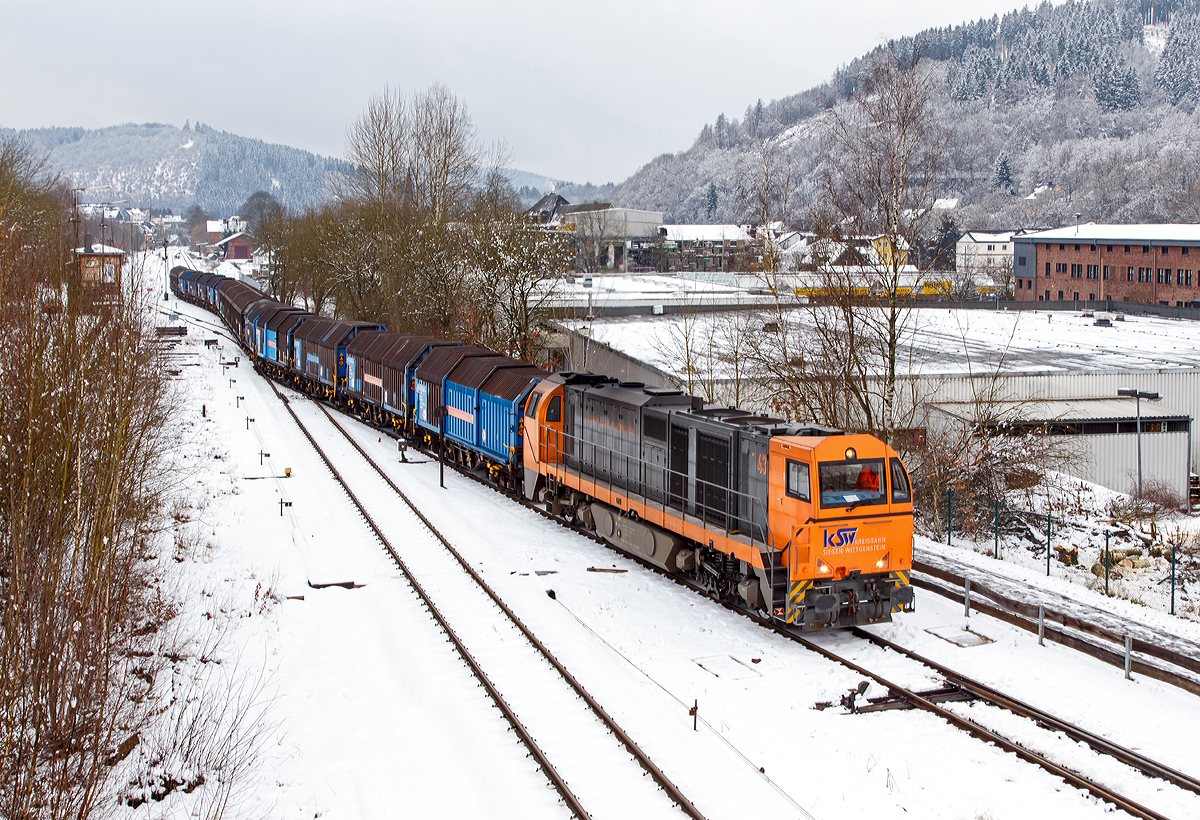 
Die Lok 43 (92 80 1273 018-2 D-KSW) der KSW (Kreisbahn Siegen-Wittgenstein) eine MaK G 2000 BB kommt am 03.02.2014 mit ihrem Coil-G�terzug in Herdorf an. Und f�hrt nun auf den KSW-Rangierbahnhof. 