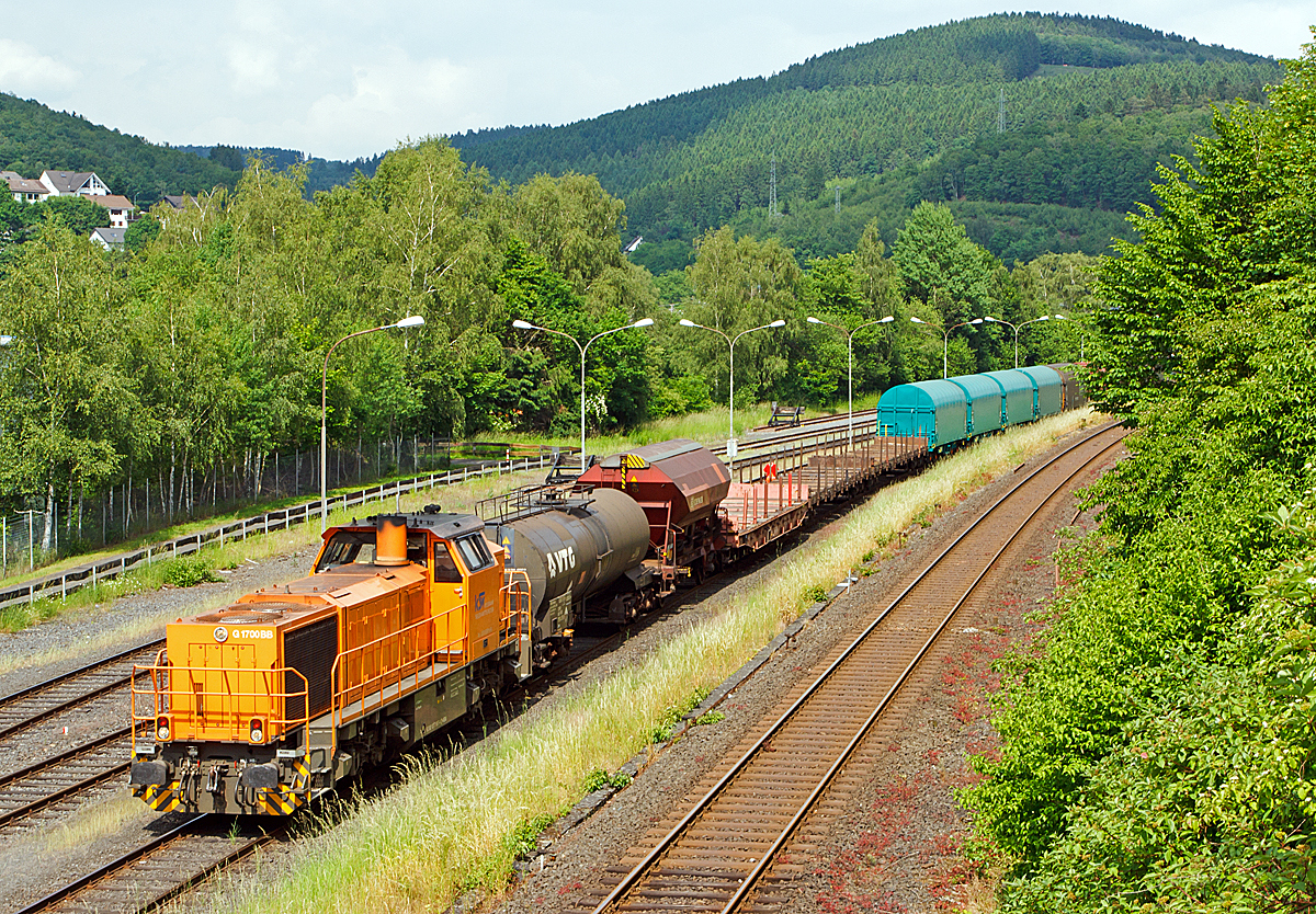 
Die Lok 46 (92 80 1277 807-4 D-KSW) der Kreisbahn Siegen-Wittgenstein (KSW) eine Vossloh G 1700-2 BB steht am 03.06.2014 in Herdorf auf dem KSW-Rangierbahnhof zur Übergabefahrt nach Kreuztal via Betzdorf bereit.
