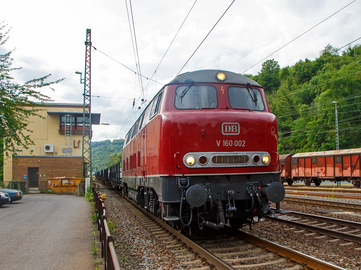 
Die Lollo 002 bzw. V 160 002 (92 80 1216 002-6 D-RPRS) von Albert Merseburger, eingestellt über Railsystems RP GmbH, ex COMSA 2524, ex DB 216 002-6, fährt am 16.06.2017 mit dem Alubrammenzug Spellen – Koblenz-Lützel durch Linz am Rhein.

Die V160 ist die zweite von zehn Vorserienmaschinen, sie wurde 1960 von Krupp in Essen unter der Fabriknummer 4045 gebaut und als V160 002 an die Deutsche Bundesbahn geliefert. Ab 01.01.1968 wurde als DB 216 002-6 bezeichnet und so fuhr sie bei der Deutsche Bundesbahn bis zur Ausmusterung am 18.März 1979.
Über den Zwischenhändler Gleismac Italiana S.p.A. ging die Lok 1981 an die Spanische COMSA (Barcelona)  als 51 LOK 2524 (später UIC 93 71 13 12 114-2). Dort bekam sie Drehgestelle für die Iberische Breitspur (Spurweite 1.668 mm) und wurde in Spanien im Bauzugeinsatz gefahren. Ein Satz Normalspurgestelle (1.435 mm) wurde noch im Werk der COMSA vorgehalten.

Im Februar 2010 wurde die V 160 durch Albert Merseburger gekauft und kam im Oktober 2010 per Straßentransport nach Bremen ins Ausbesserungswerk der DB. Im Mai 2012 wurde die Aufarbeitung im AW Bremen abgebrochen, der Transport führte zunächst nach Osnabrück. Im Januar 2013 erfolgte der Transport auf dem Schienenweg nach Neustrelitz. Dort wurde die Instandsetzung auf qualitativ sehr hohem Niveau fortgesetzt und im Jahr 2015 abgeschlossen.

Die Lok ist nun betriebsfähig. Diverse Nachbesserungen werden mit freundlicher Unterstützung der Osnabrücker Dampflokfreunde durchgeführt.


Die Geschichte der Lokbaureihe 216 (V160):
In den 1950er Jahren stieg die Leistungsfähigkeit der verfügbaren Bahndieselmotoren von zuvor 993 kW (1350 PS) auf ca. 1400 kW (ca. 1900 PS) und mehr. Nun stand der Entwicklung einer einmotorigen, mittelschweren Streckendiesellok bis zur Serienreife nichts mehr im Wege. Vorgabe war eine Höchstgeschwindigkeit von 120 km/h und der Einbau einer Dampfheizung. Noch stand keine Technik bei Diesellokomotiven für die elektrische Heizung von Reisezügen zur Verfügung. 
So begann bereits im Frühjahr 1956 die Entwicklung bei Krupp. Die V 160 001 wurde als erste von insgesamt zehn Vorserienmaschinen im Juli 1960 ausgeliefert, sechs wurden bei Krupp, weitere vier bei Henschel hergestellt. Die ersten neun Vorserienmaschinen haben noch einen stärker ausgerundeten Fahrzeugkopf, der ihnen den Spitznamen „Lollo“ eintrug (in Anspielung auf Gina Lollobrigida), während ab der zehnten Maschine bereits, den von Klaus Flesche bei Henschel für die V 320 001 entworfenen, glattflächige Fahrzeugkopf Verwendung fand. Dieser war in der Produktion deutlich einfacher und preiswerter zudem erwies sich dieser als windschnittiger. Die Vorserien-Maschinen waren mit Ausnahme der V 160 006 zunächst mit Maybach-Motoren des Typs MD 16 V 538 TB ausgestattet.

Von den Serienlokomotiven mit der „kantigen Form“ wurden von 1963 bis 1968 insgesamt 214 Stück gebaut. Durch die vorrangige Entwicklung leistungsstärkerer und schnellerer Dieselloks mit elektrischer Heizung ist im Laufe der Jahre aus der V 160 eine ganze Fahrzeug-Familie mit über 800 Exemplaren entstanden, die aus verschieden Varianten der Zugheizungsversorgung und der Erprobung von Gasturbinen hervorging.

Somit ist die V160 Lollo (216) der Urahn einer sehr erfolgreichen Diesellokfamilie der Deutschen Bundesbahn und schreibt ein bedeutendes Stück Lokomotivgeschichte.

TECHNISCHE DATEN der V 160 002 :
Gebaute Anzahl: 224 (mit Vorserienmaschinen)
Achsformel:  B'B'
Spurweite:  1.435 mm (Normalspur), diese von 1981 bis 2010 Iberische Breitspur 1.668 mm
Länge über Puffer:  16.000 mm
Drehzapfenabstand: 8.600 mm
Drehgestellachsstand:  2.800 mm
Gesamtradstand:  11.400 mm
Dienstgewicht:  76,7 t
Radsatzfahrmasse:  19,2 t
Höchstgeschwindigkeit:  120 km/h (im Rangiergang 80 km/h)
Motor: aufgeladener Maybach-16-Zylindern-Dieselmotor MD 870 (MTU MD 16 V 538 TB)
Installierte Leistung:  2.000 PS
Nenndrehzahl:  1500/min
Anfahrzugkraft:  240 / 170 kN
Treibraddurchmesser:  1.000 mm
Leistungsübertragung:  hydraulisch
Getriebe: Voith-Getriebe L 821 rs
Leistungsübertragung: Die Leistung gelangt über das hydraulische Getriebe mit zwei Wandlern und einer Kupplung und Gelenkwellen zu den Radsatzgetrieben in den beiden zweiachsigen Drehgestellen. Zusätzlich zum Fahrdieselmotor ist ein kleiner Hilfsdieselmotor vorhanden, welcher beim Aufrüsten - insbesondere zum Betrieb des Dampfheizkessels - und als Kompressor zur Luftversorgung genutzt werden kann. Daneben existiert aber auch ein elektrischer Luftpresser.
Tankinhalt:  2.700 l
Bremse:  Druckluftbremse KE-GPP²mZ
Zugheizung:  Dampf
